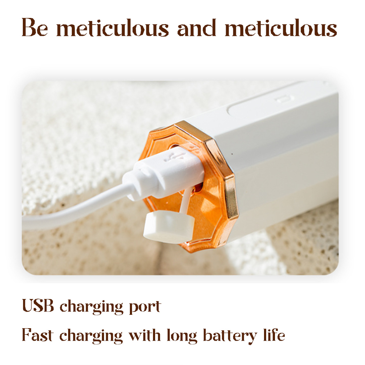 Ein weißer und goldfarbener Ladeanschluss mit einem eingesteckten weißen Kabel. Der Text 'USB-Ladeanschluss' steht unter dem Bild.