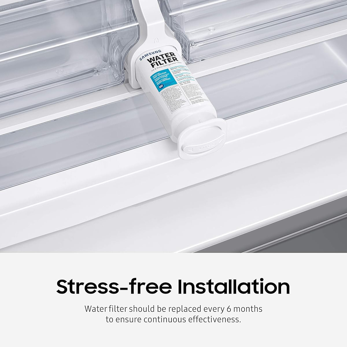 Ein weißer Samsung Wasserfilter ist in einem Kühlschrank installiert. Der Filter ist mit Details beschriftet. Text: 'Stressfreie Installation'.