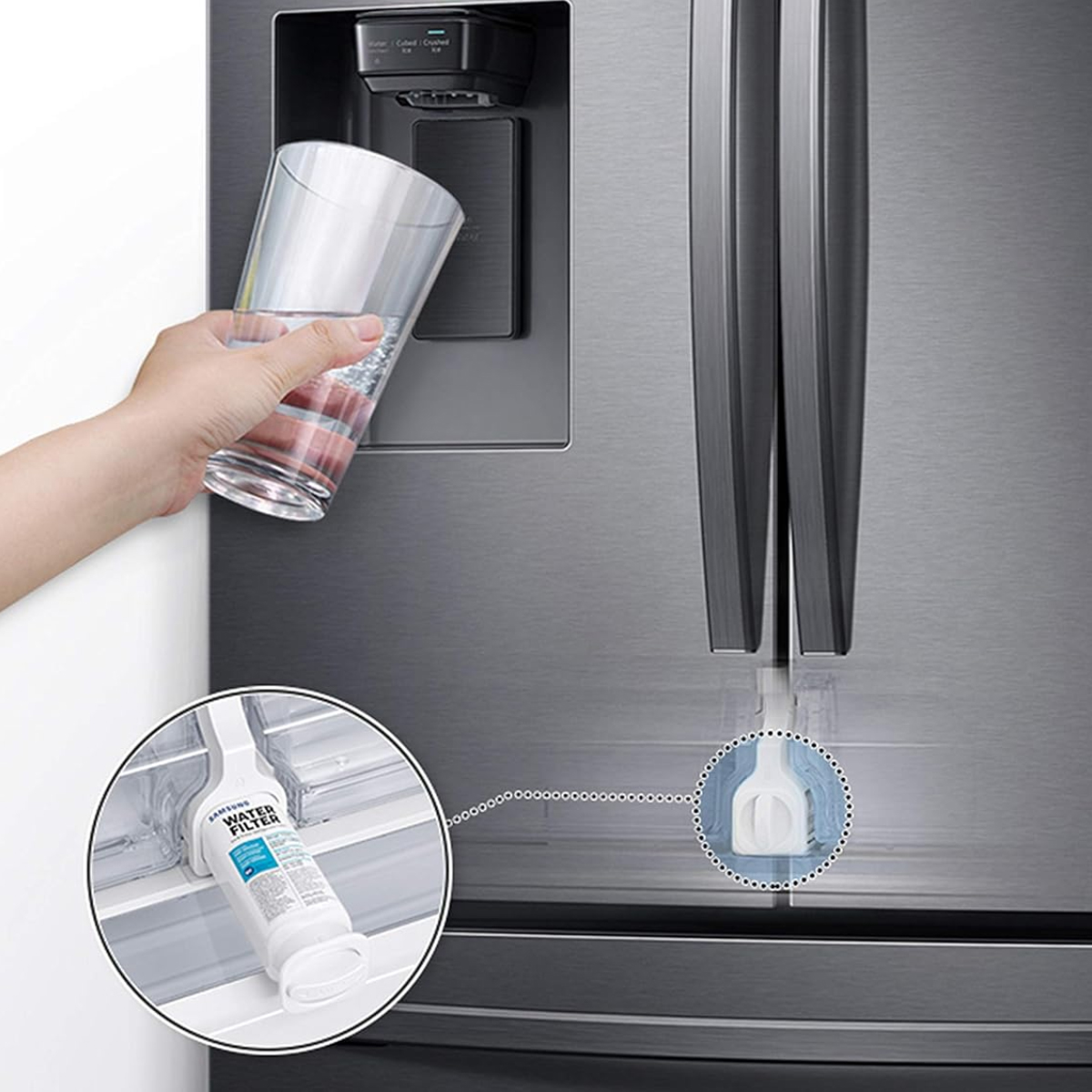 Eine Hand, die ein Glas mit Wasser aus einem Kühlschrank füllt. Der Wasserfilter wird hervorgehoben. Edelstahlkühlschrank.