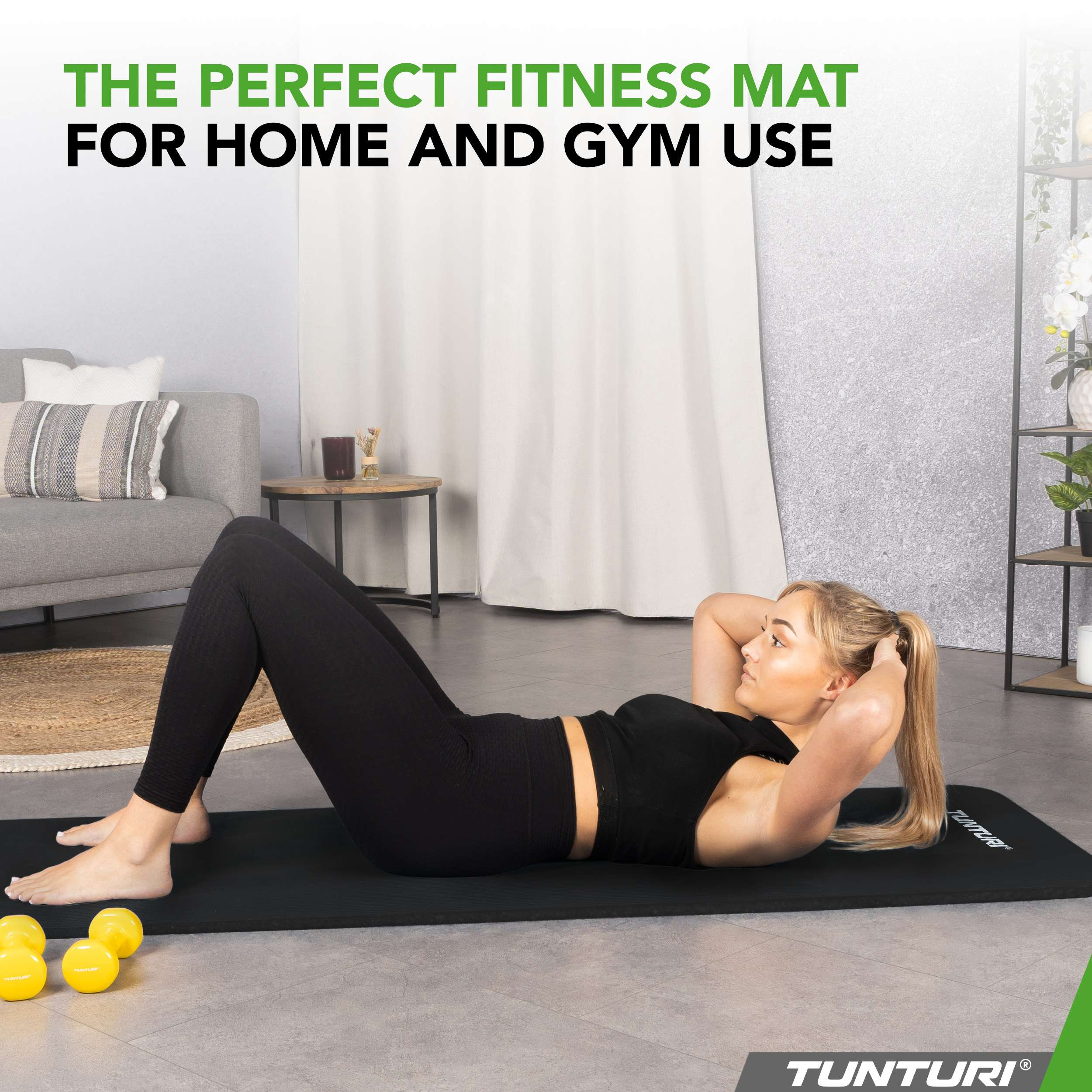 Vrouw op een zwarte mat die crunches doet, gele dumbbells, tekst: Perfecte fitnessmat voor thuis en in de sportschool.