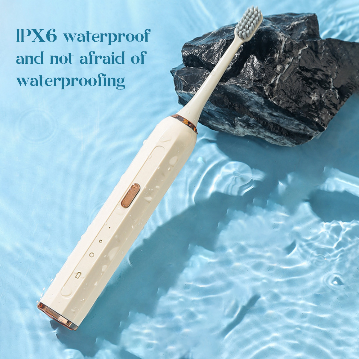Eine elektrische Zahnbürste im Wasser. Ein dunkler Felsen dahinter. Text besagt, dass sie IPX6 wasserdicht ist.