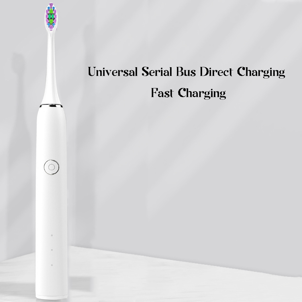 Eine weiße elektrische Zahnbürste mit buntem Bürstenkopf. Text: 'Universal Serial Bus Direct Charging Fast Charging'.