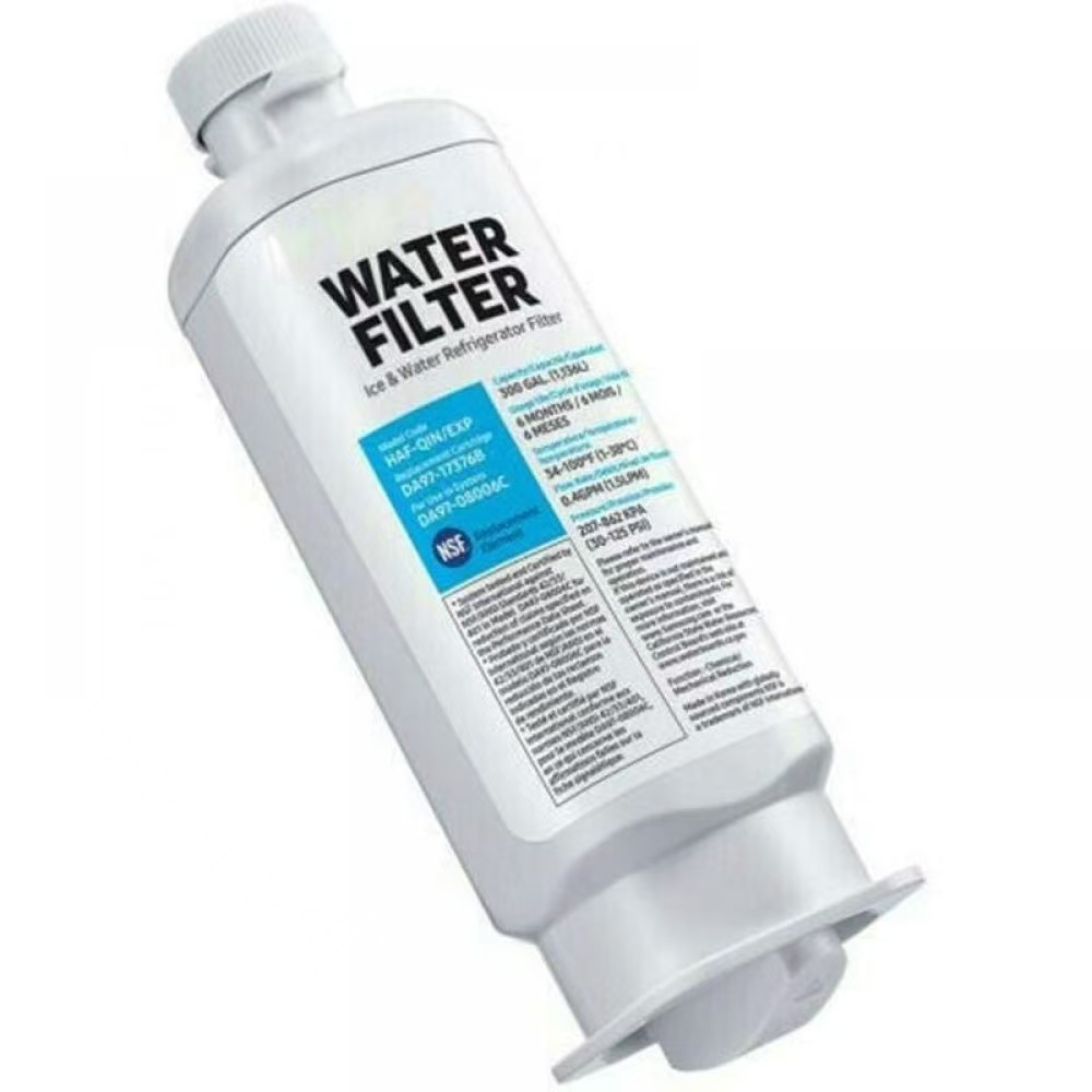 Ein weißer Wasserfilter für einen Kühlschrank. Er hat ein Etikett mit der Aufschrift 'WATER FILTER' und weitere Details.