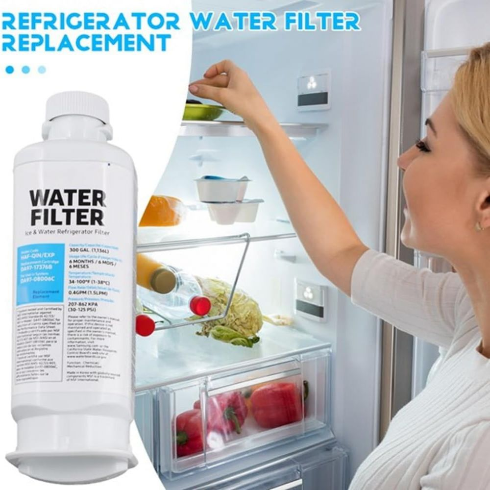 Eine Frau greift in einen mit Lebensmitteln gefüllten Kühlschrank. Ein Wasserfilter ist im Vordergrund. Auf dem Filter steht 'Water Filter'.