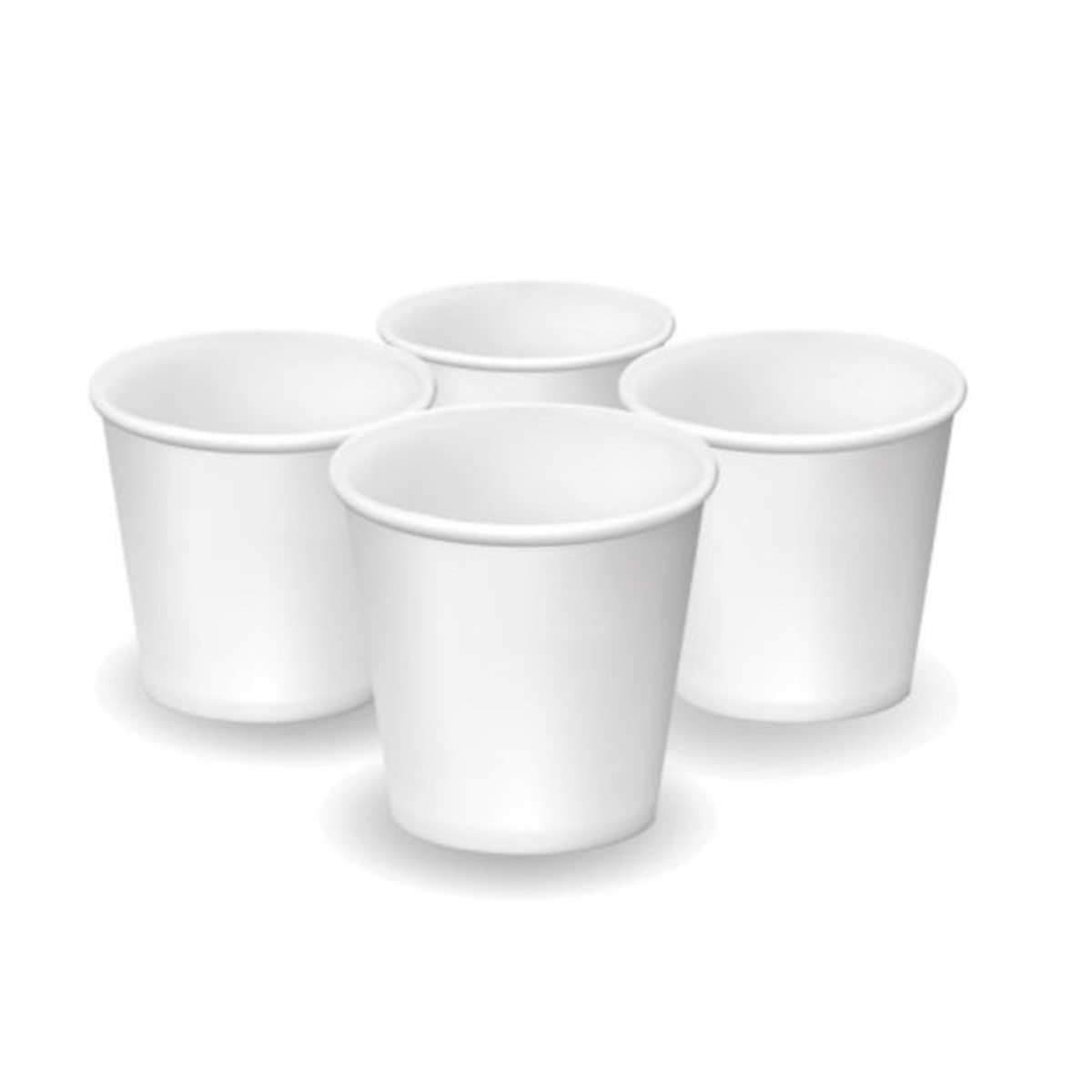 Vier weiße Pappbecher, leicht kreisförmig angeordnet, vor weißem Hintergrund.