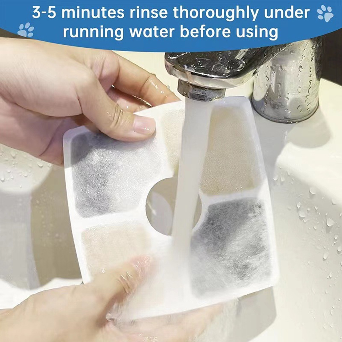 Hände spülen einen weißen Filter unter fließendem Wasser aus einem Metallhahn in einem weißen Waschbecken. Der Filter hat verschiedene farbige Abschnitte.