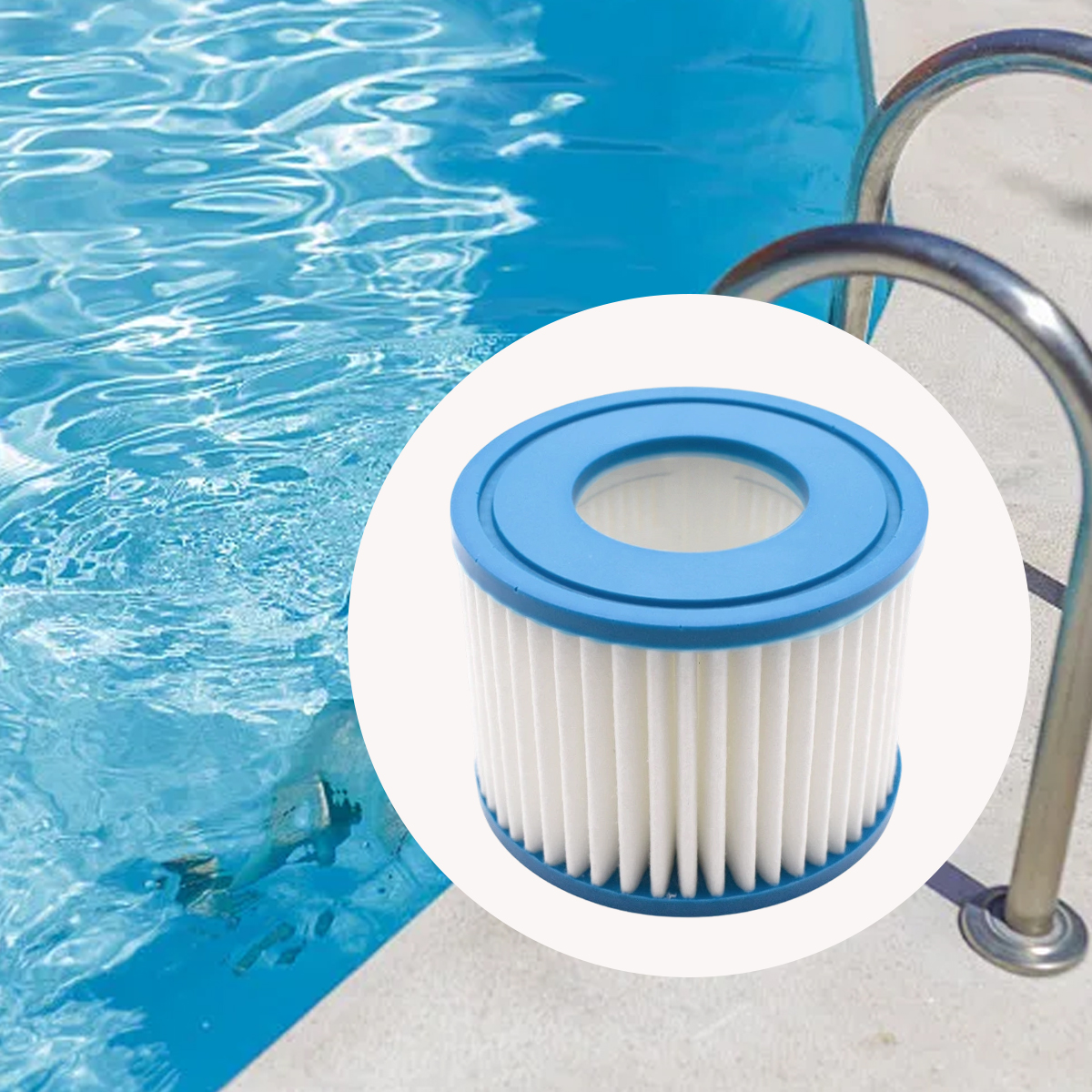 Poolfilter mit blau-weißen Farben. Wasser und Poolleiter sind im Hintergrund sichtbar.