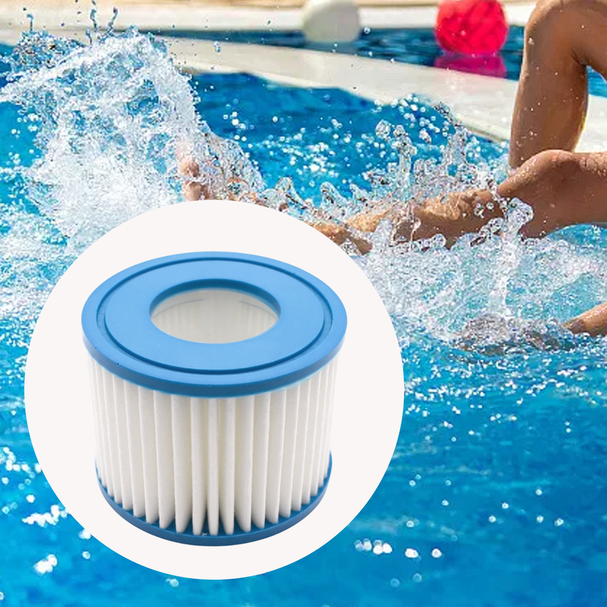 Ein Poolfilter mit blauem Deckel und weißem Filter. Im Hintergrund schwimmt eine Person im blauen Wasser und spritzt.