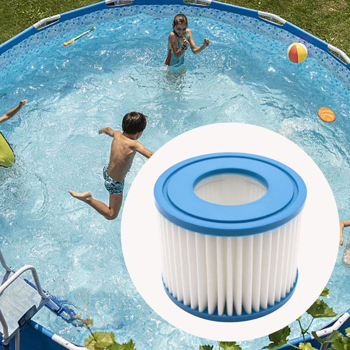 Kinder spielen in einem Pool. Im Vordergrund befindet sich ein Filter. Bälle schwimmen im Wasser. Ein Junge springt ins Becken.