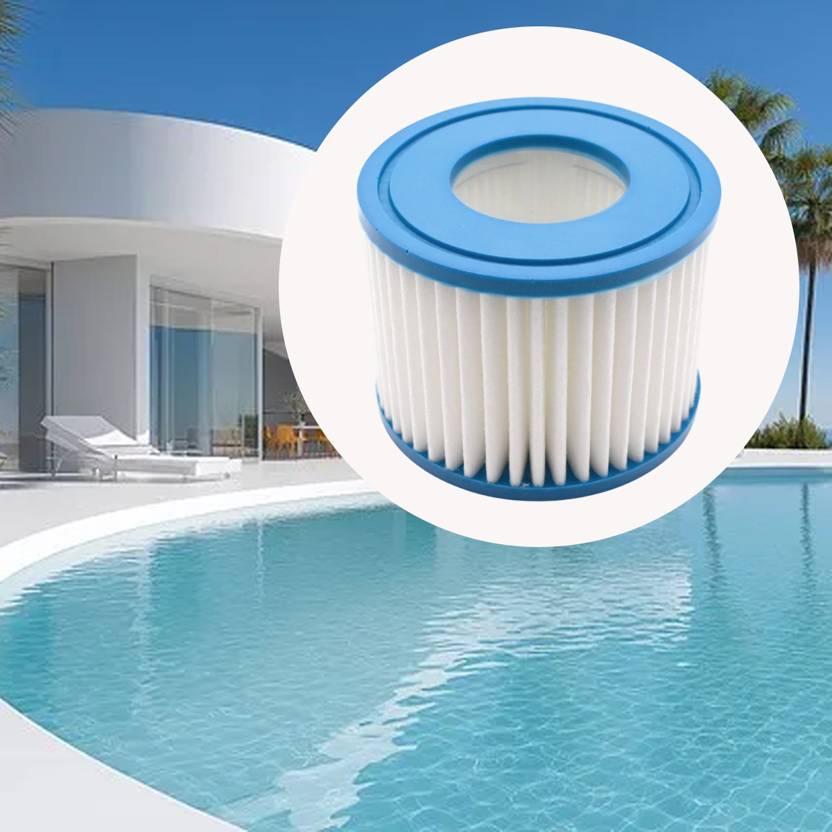 Ein Poolfilter mit blauem Rand und weißem Filtermedium ist zentriert. Im Hintergrund ein Pool und ein modernes Haus.