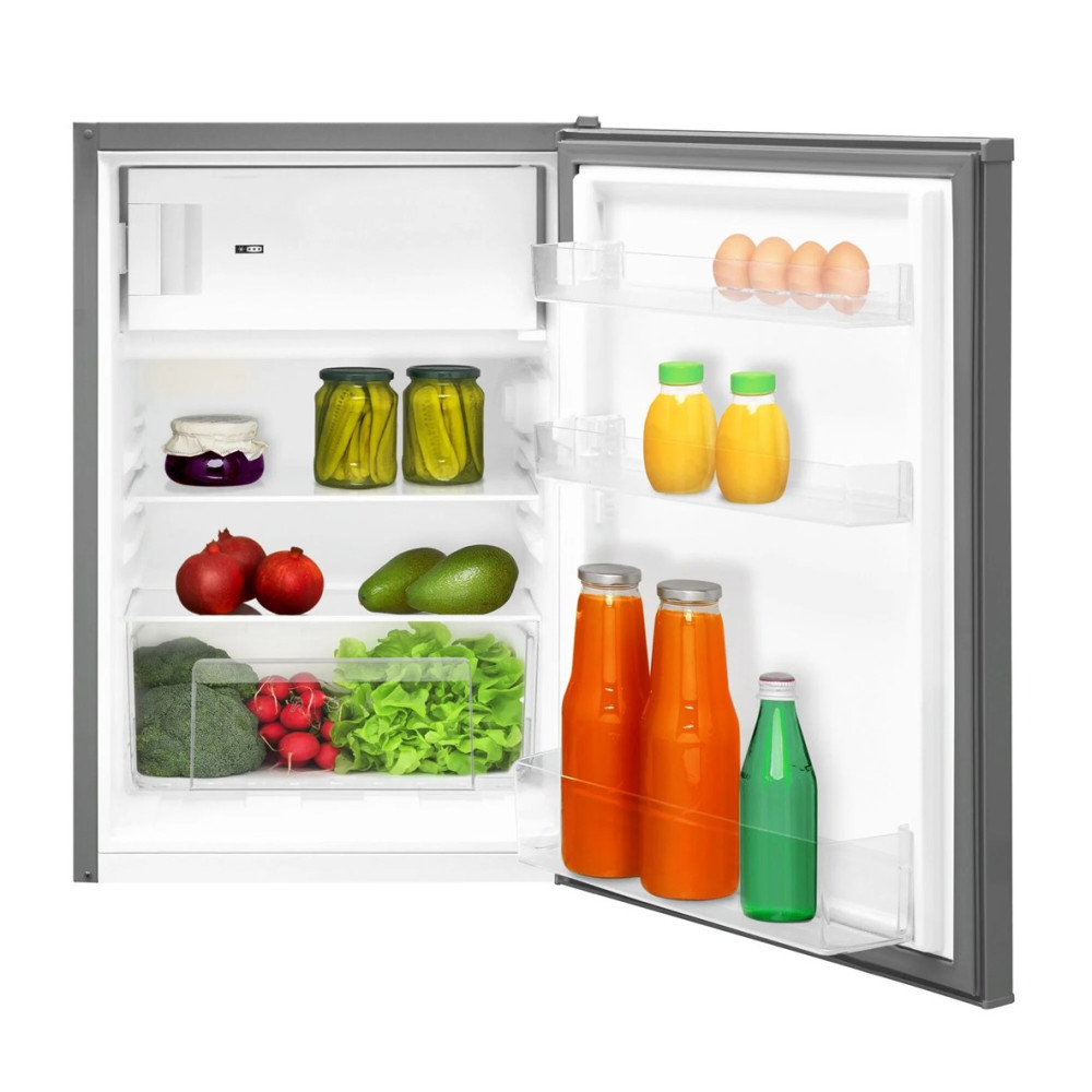 Otwarta lodówka wypełniona jedzeniem: jajka, butelki soku, ogórki kiszone, owoce, warzywa i słoiki. Drzwi są otwarte, pokazując zawartość.