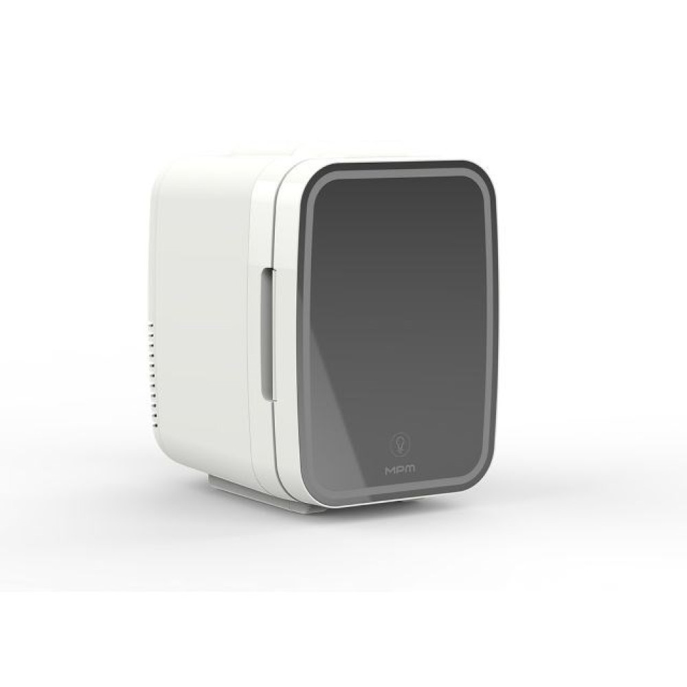 Mała, biała mini-lodówka z ciemnoszarymi drzwiami i małym uchwytem. Widoczna jest nazwa marki MPM.