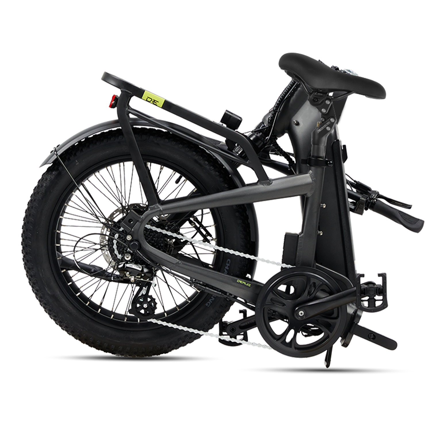 Ein zusammengeklapptes schwarzes Elektrofahrrad mit breiten Reifen. Das Fahrrad steht vor weißem Hintergrund.