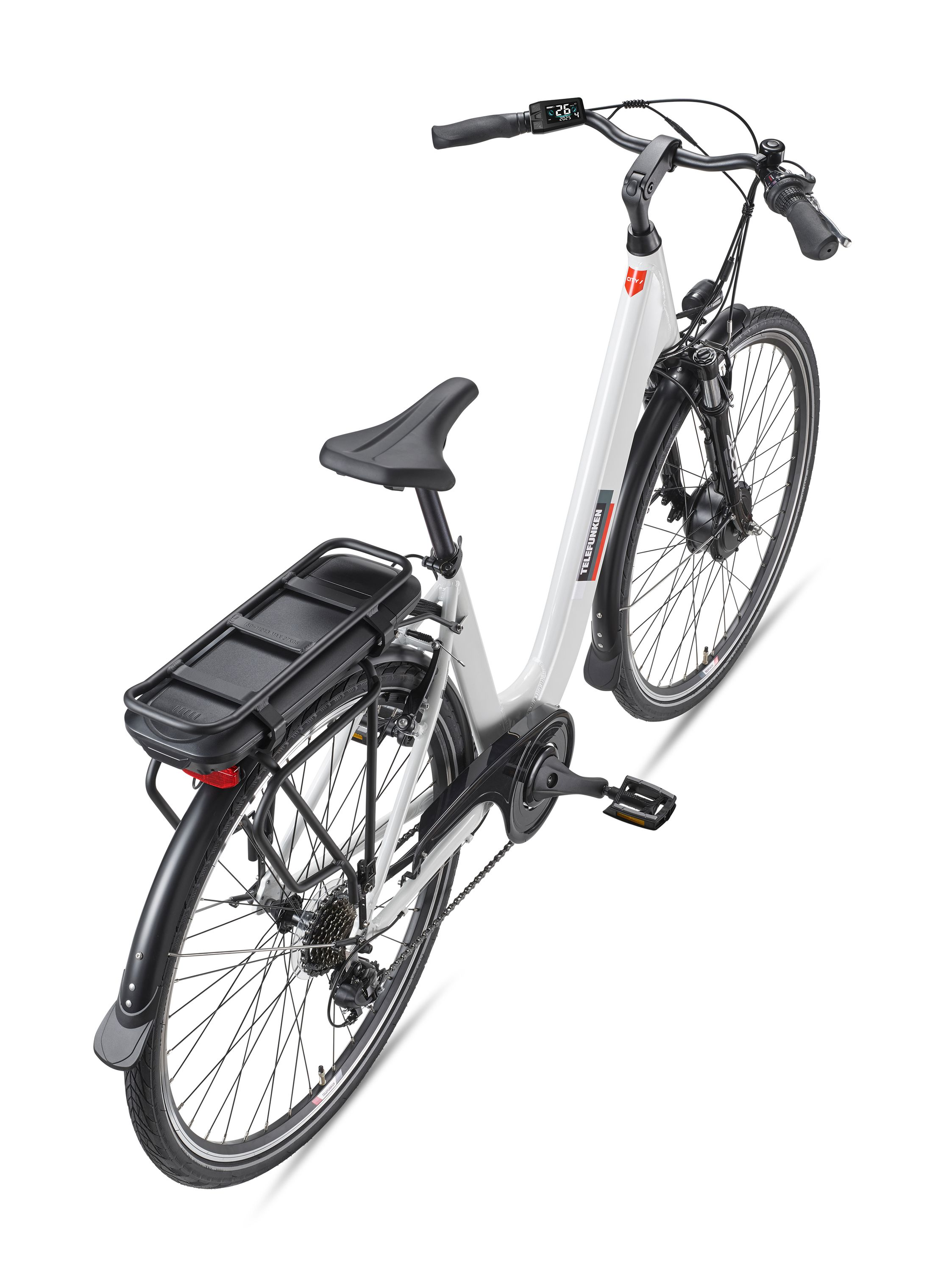 Ein weißes Elektrofahrrad steht isoliert auf weißem Hintergrund. Es hat schwarze Reifen, Sattel und Details.