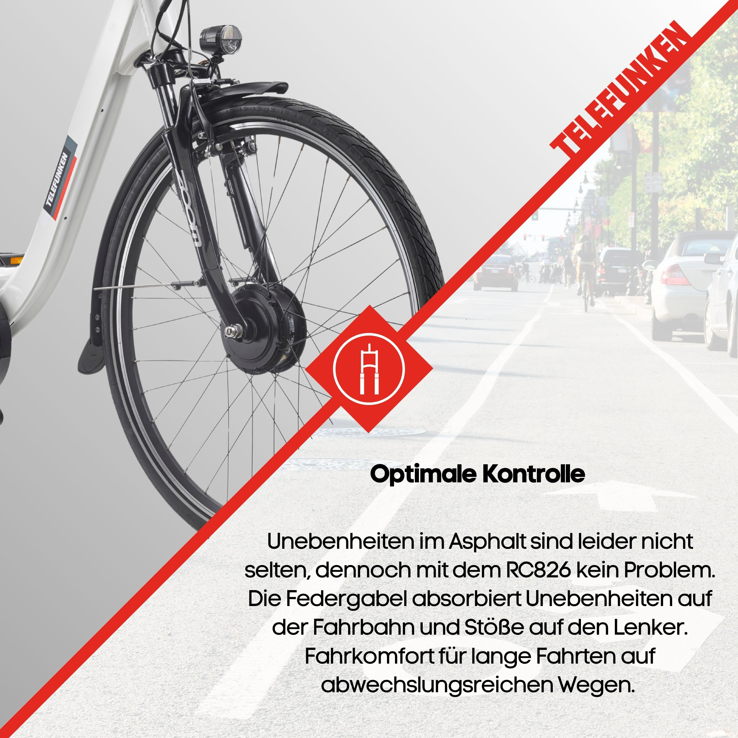 Ein weißes Elektrofahrrad mit schwarzen Reifen und einem roten Diagonallinienstreifen mit Text. Hintergrund ist eine Straße mit Autos.