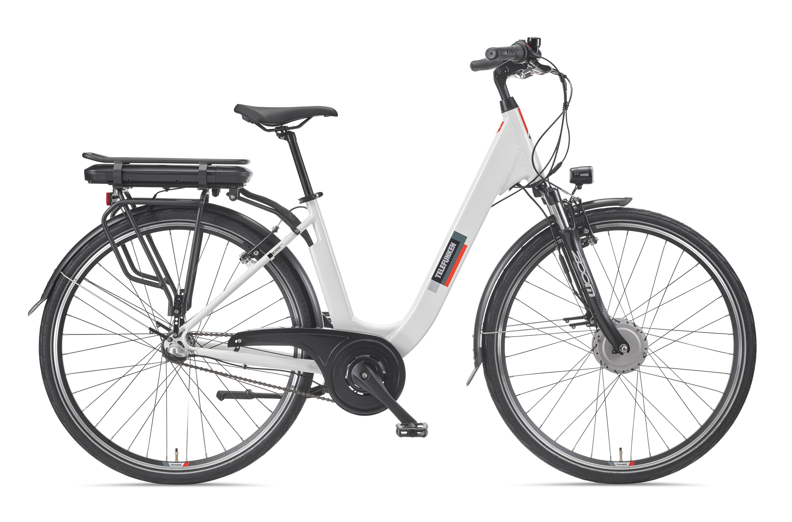 Weißes Elektrofahrrad. Schwarze Reifen, Sitz und Lenker. Hat eine Batterie hinten.