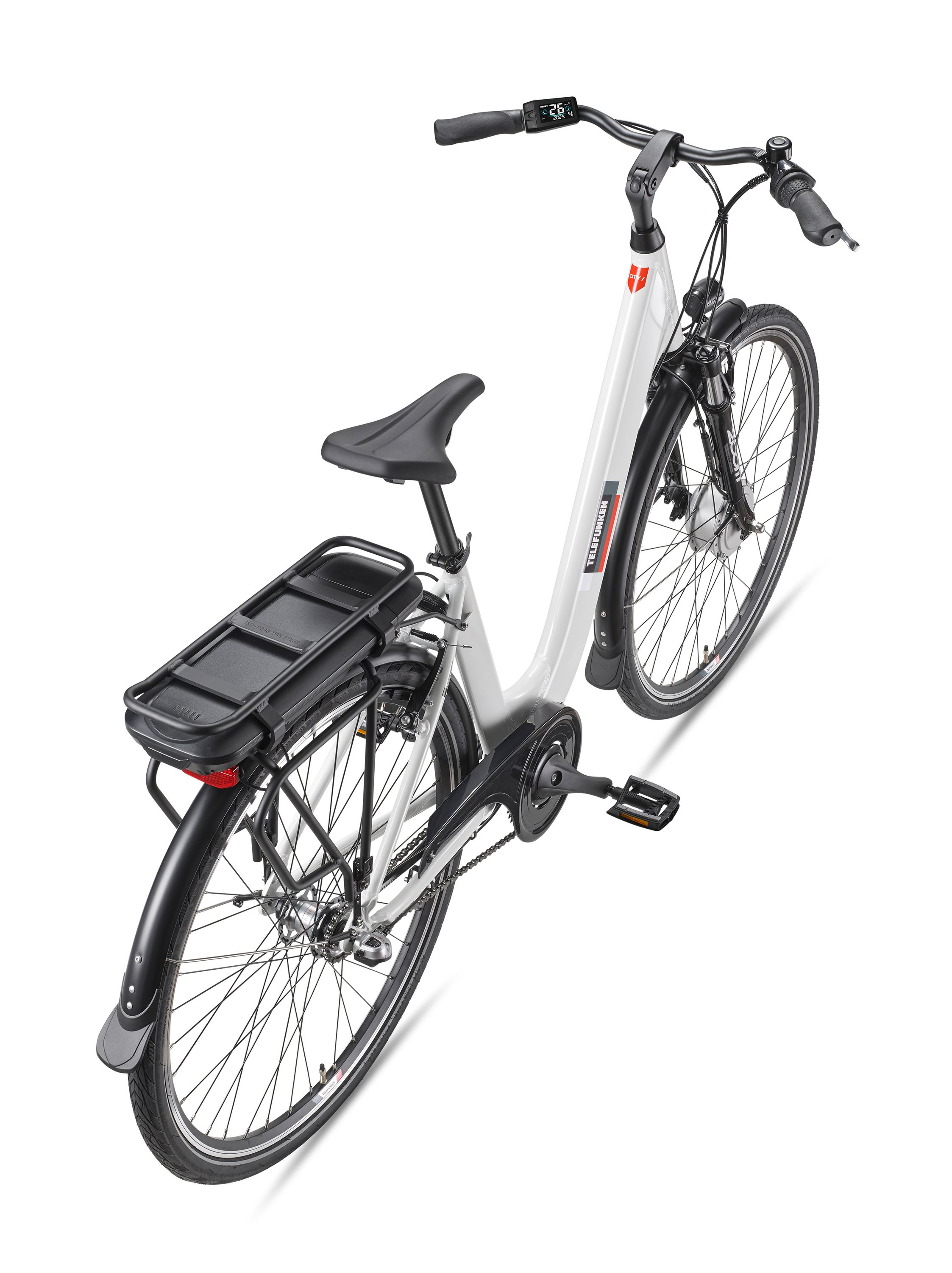Weißes Elektrofahrrad. Schwarze Schutzbleche, Sitz und Gepäckträger. Digitalanzeige am Lenker. Isoliert auf Weiß.