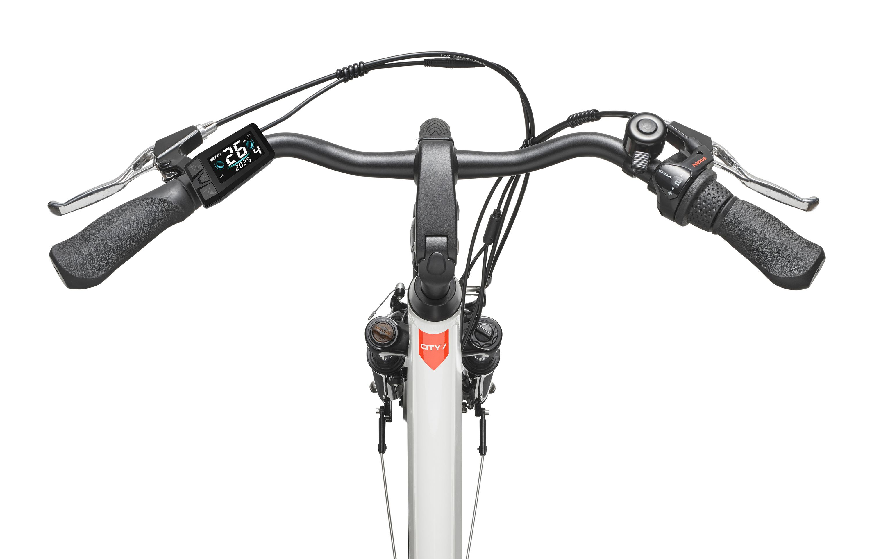 Fahrradlenker. Der Tacho zeigt 26 km/h an. Schwarze Griffe, Kabel und Hebel. Weißer Rahmen mit rot-weißem Logo.