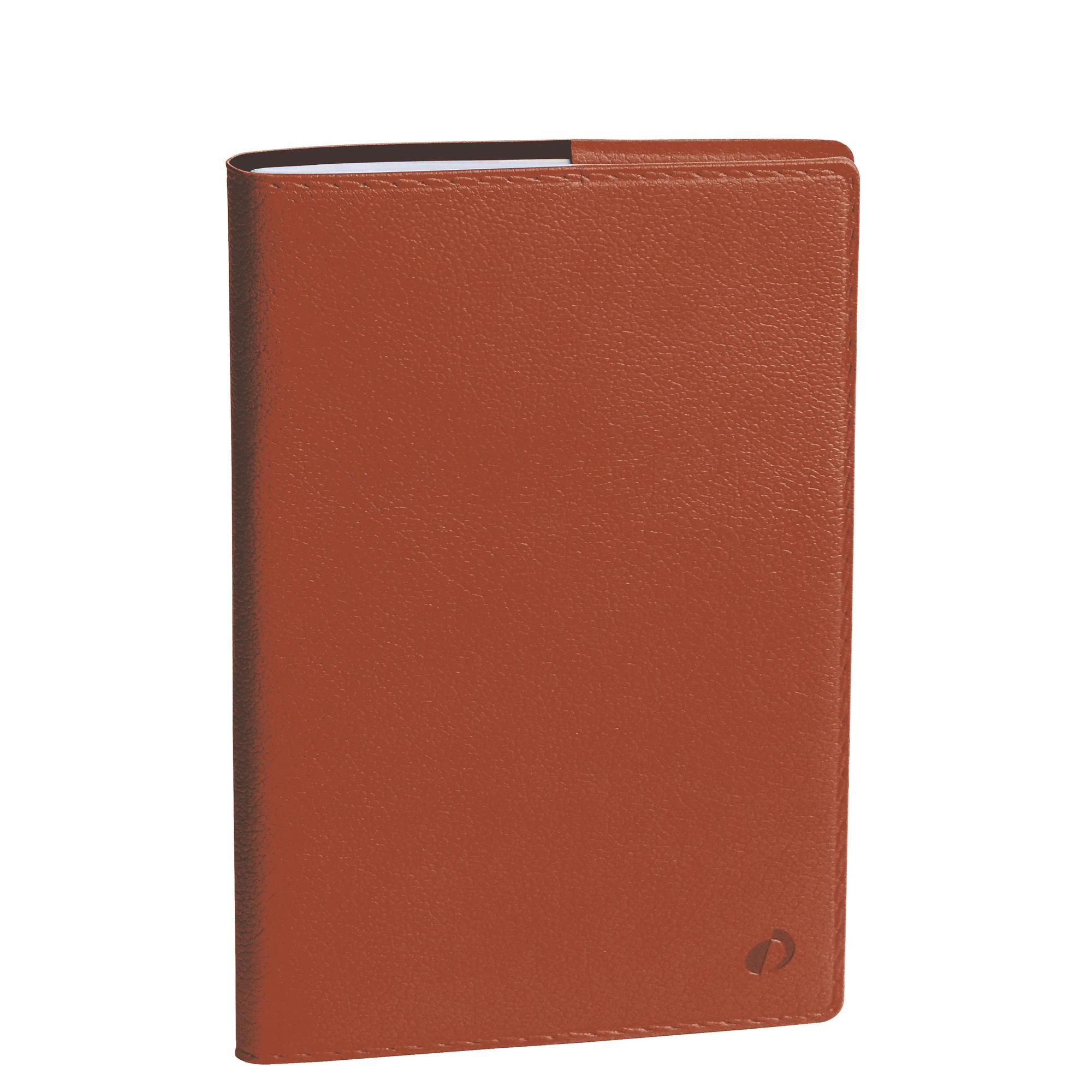 Un cuaderno de cuero marrón, rectangular y cerrado. La cubierta tiene un logotipo en relieve.