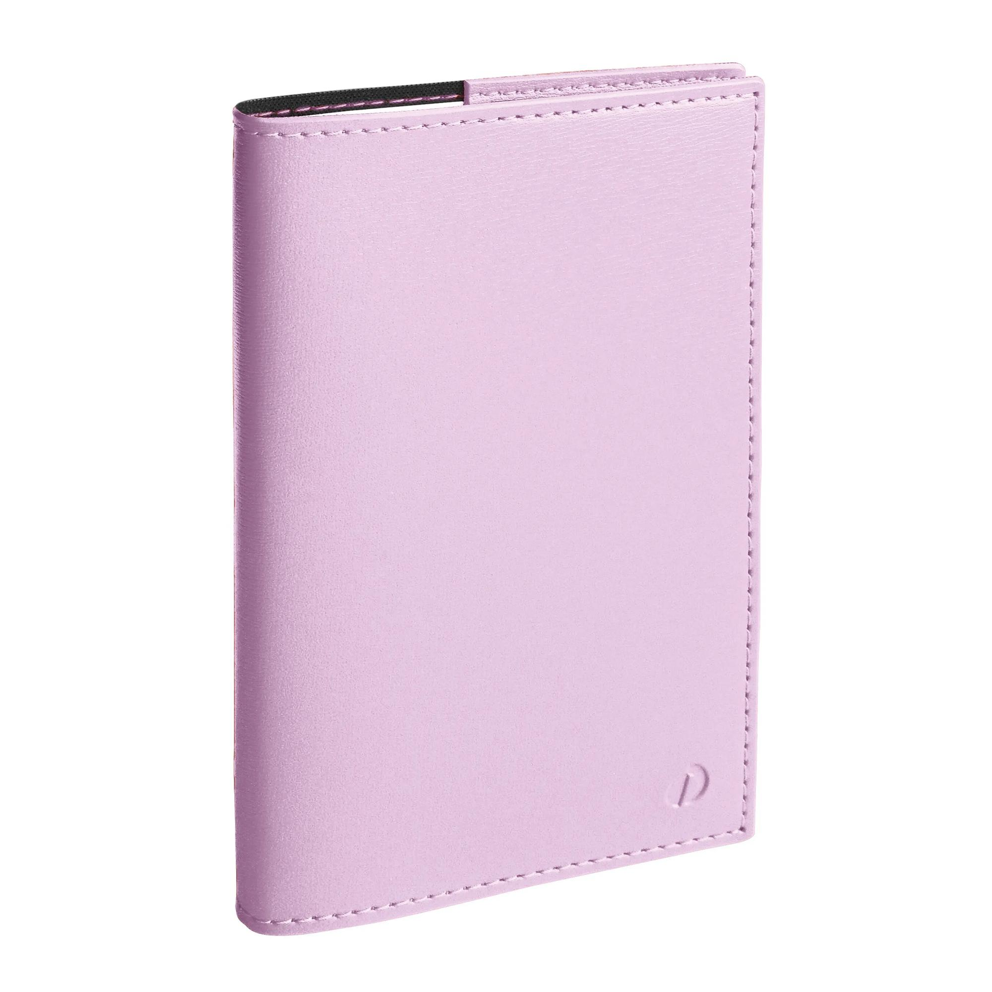 Cartera de cuero morado claro. Está cerrada y tiene un pequeño logotipo 'D'.