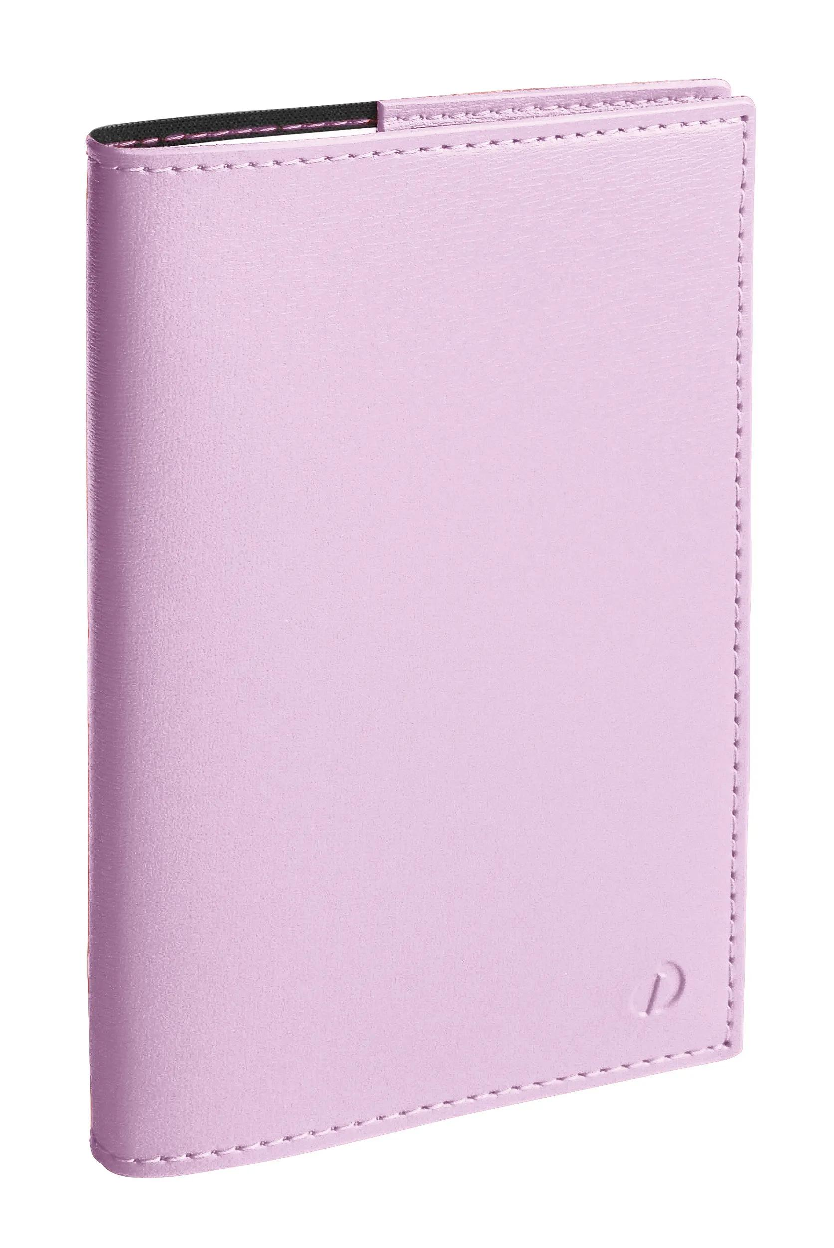 Primer plano de una cartera de cuero morado claro. Tiene un borde cosido y un pequeño logotipo en relieve.