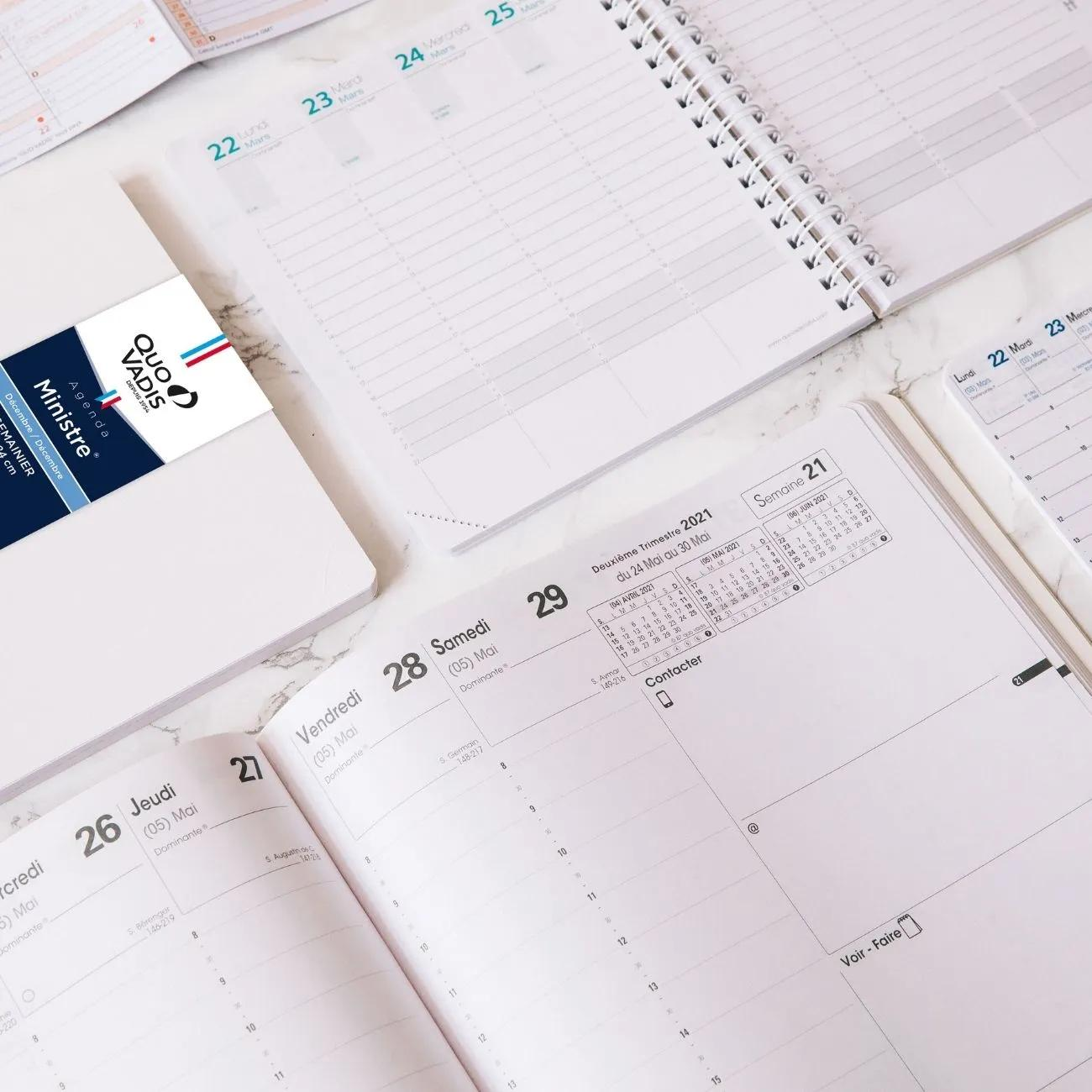 Agenda abierta con fechas y horario semanal. Se ve un calendario con los días de la semana y las fechas.