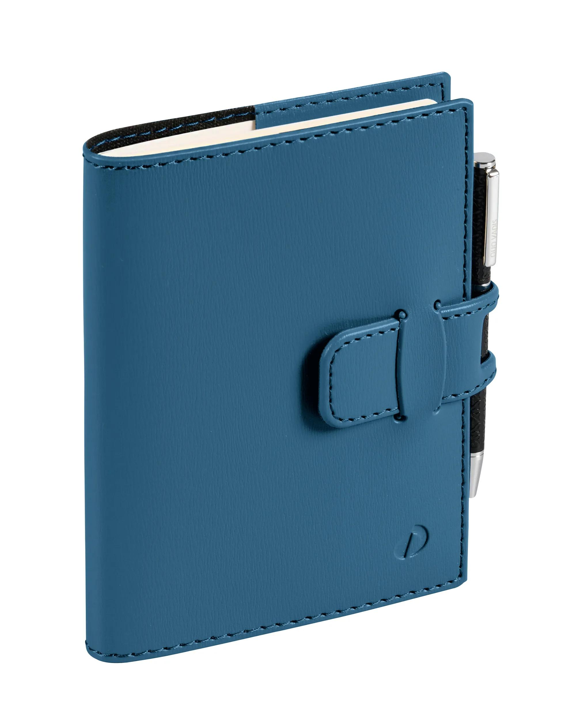 Un cuaderno de cuero color turquesa con un bolígrafo sujeto al lado. El cuaderno está cerrado con una correa.