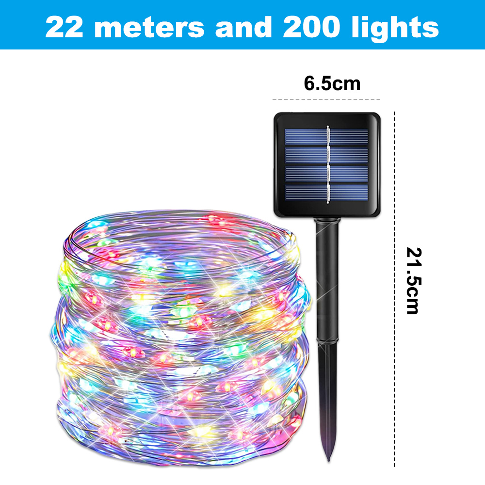 Eine Schnur bunter LED-Lichter neben einem Solarpanel mit Maßen. Oben steht '22 Meter und 200 Lichter'.