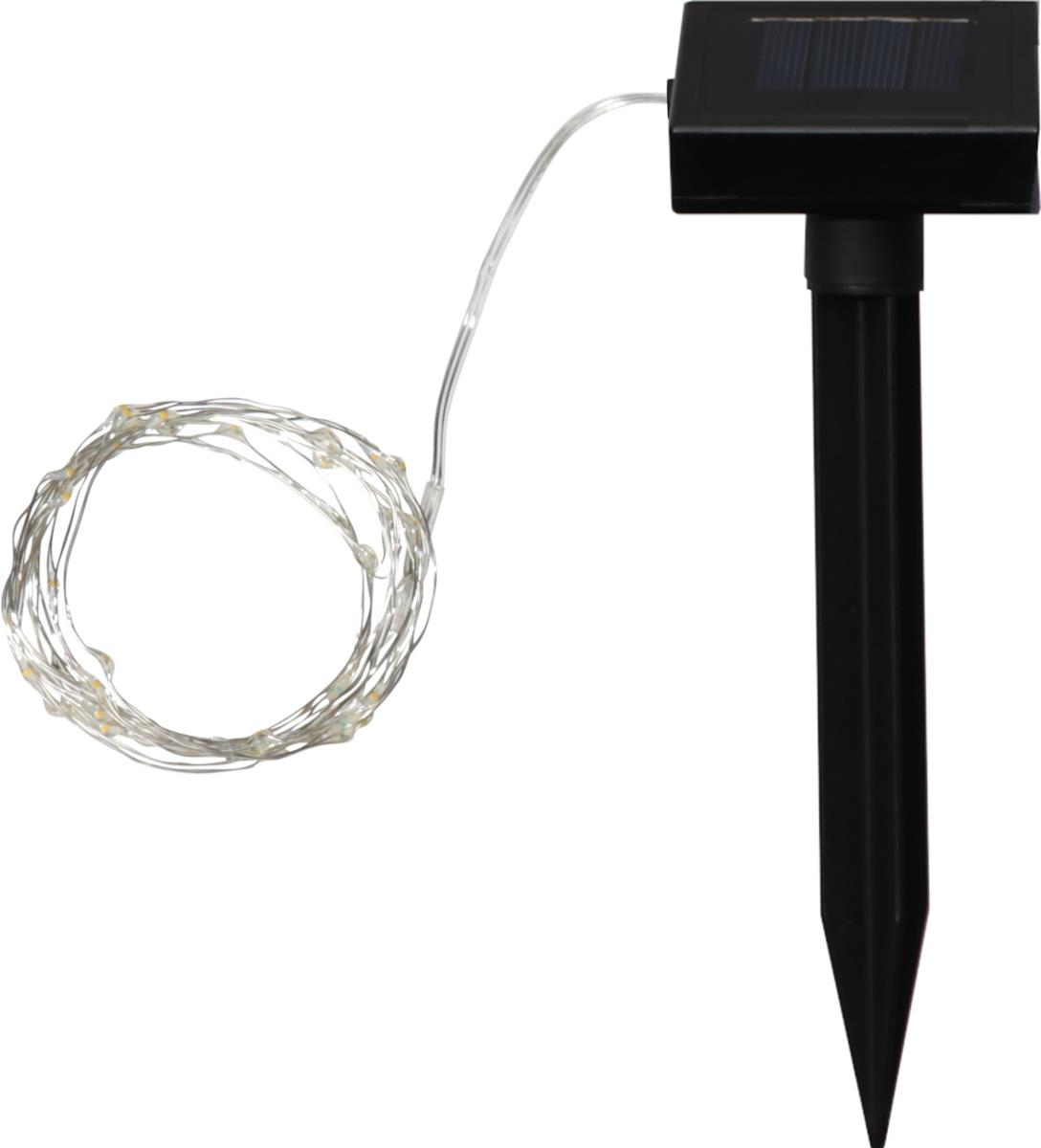 Eine solarbetriebene Gartenleuchte mit Lichterkette. Sie hat einen schwarzen Pfahl, ein Solarpanel und ein Bündel kleiner, warmweißer Lichter.