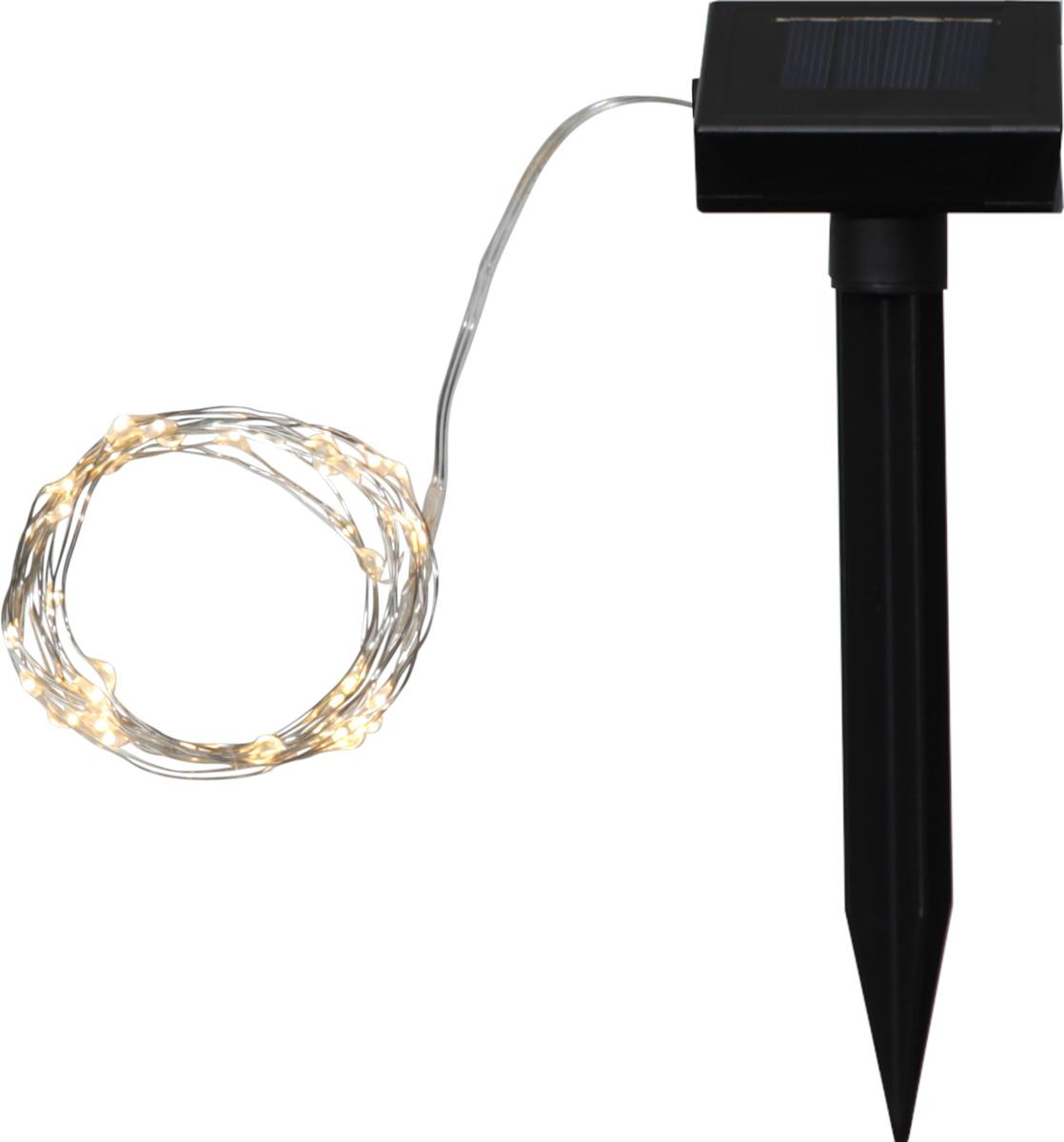 Eine solarbetriebene Gartenleuchte mit schwarzem Pfahl und Solarpanel. Ein Lichterkette ist befestigt.