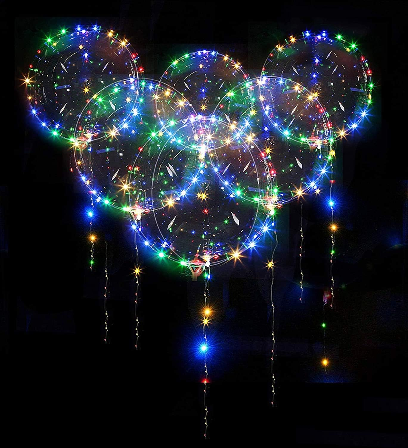Fünf transparente Ballons mit bunten LED-Lichtern. Sie leuchten mit roten, grünen, blauen und gelben Lichtern vor schwarzem Hintergrund.