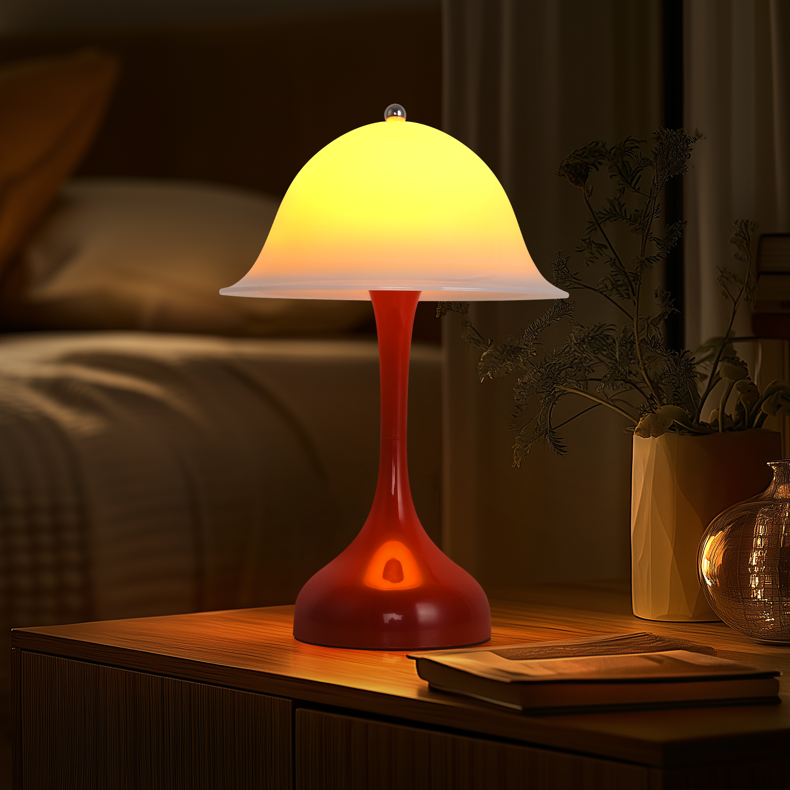 Una lampada rossa con paralume giallo è su un comodino in legno. Un letto sullo sfondo. Sono visibili altre decorazioni.