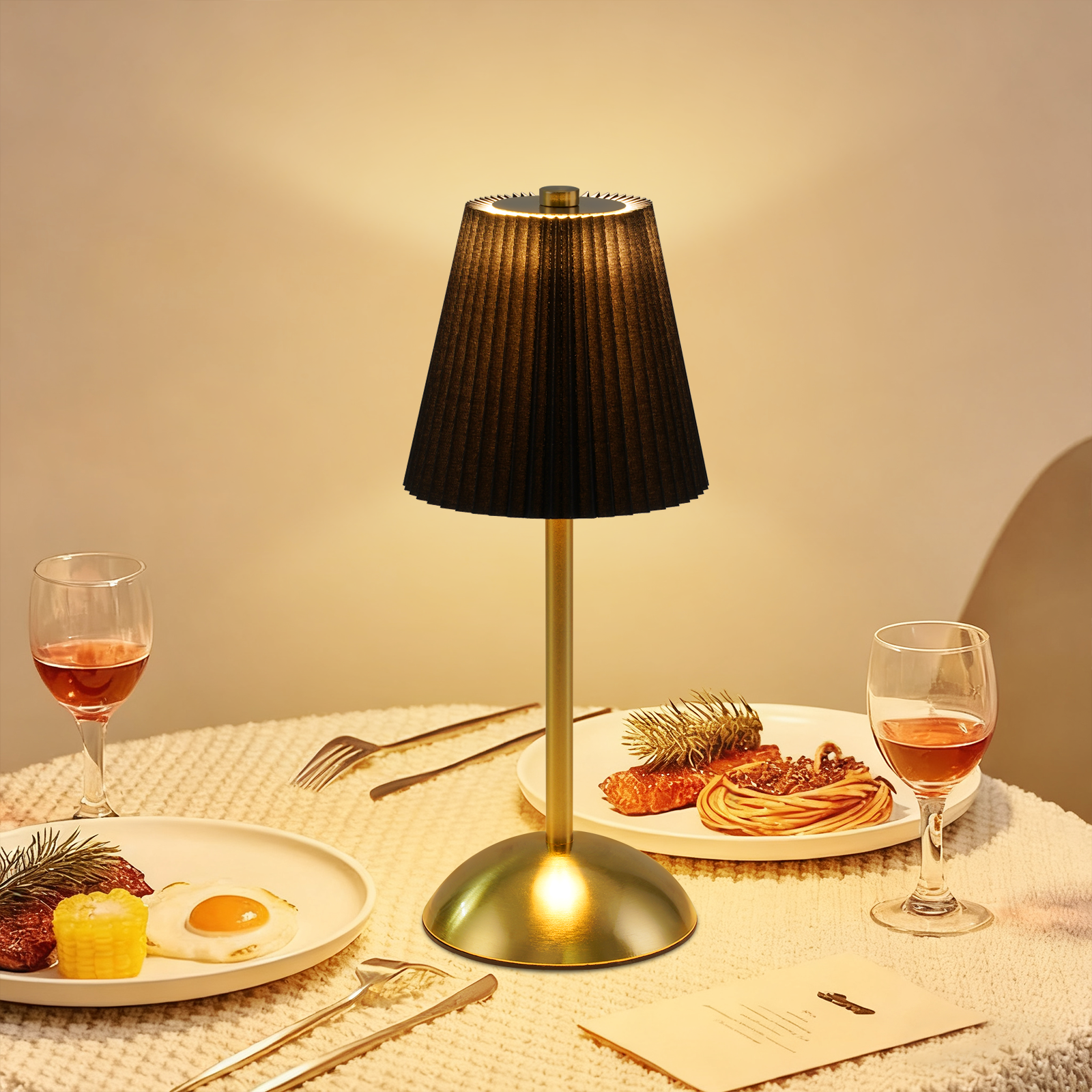 Stół z lampą, talerze z jedzeniem, kieliszki do wina. Stek, makaron, kukurydza, jajko na talerzach. Ciepłe oświetlenie.