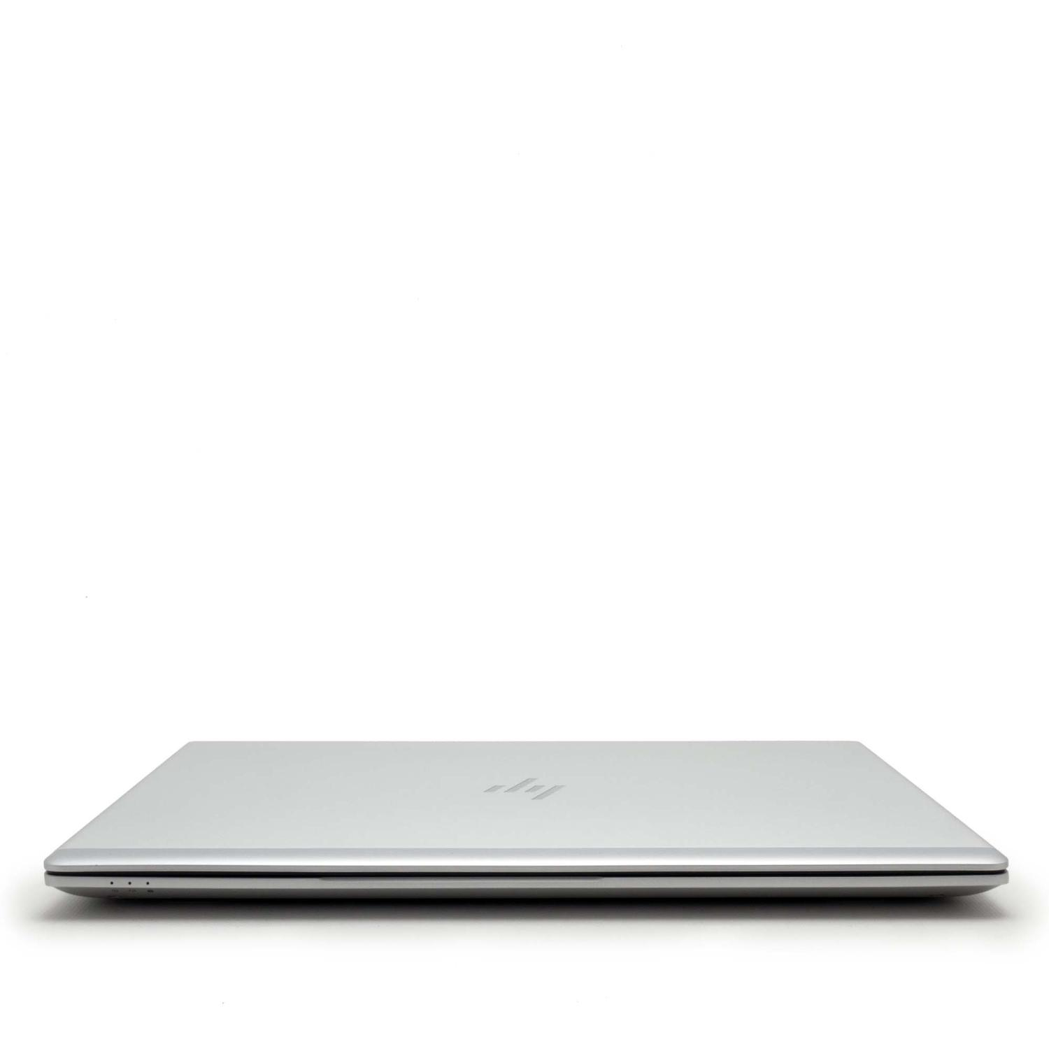 Ein geschlossener, silberner Laptop liegt auf einer weißen Oberfläche. Das HP-Logo ist sichtbar. Der Hintergrund ist ganz weiß.