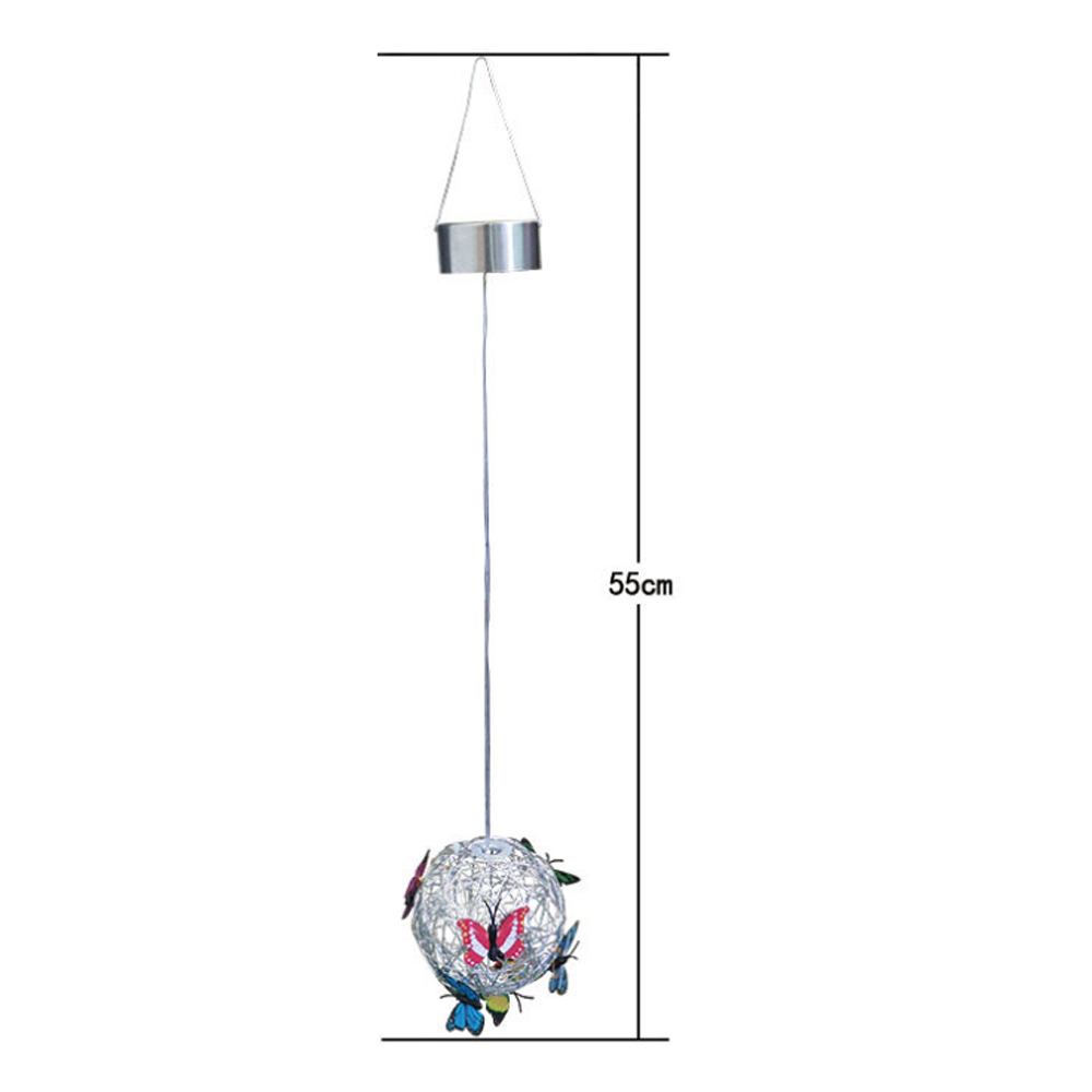 Eine hängende Solarleuchte mit einer metallischen Kugel, die mit Schmetterlingen verziert ist. Sie hat einen Aufhängehaken und eine 55 cm Messlinie.