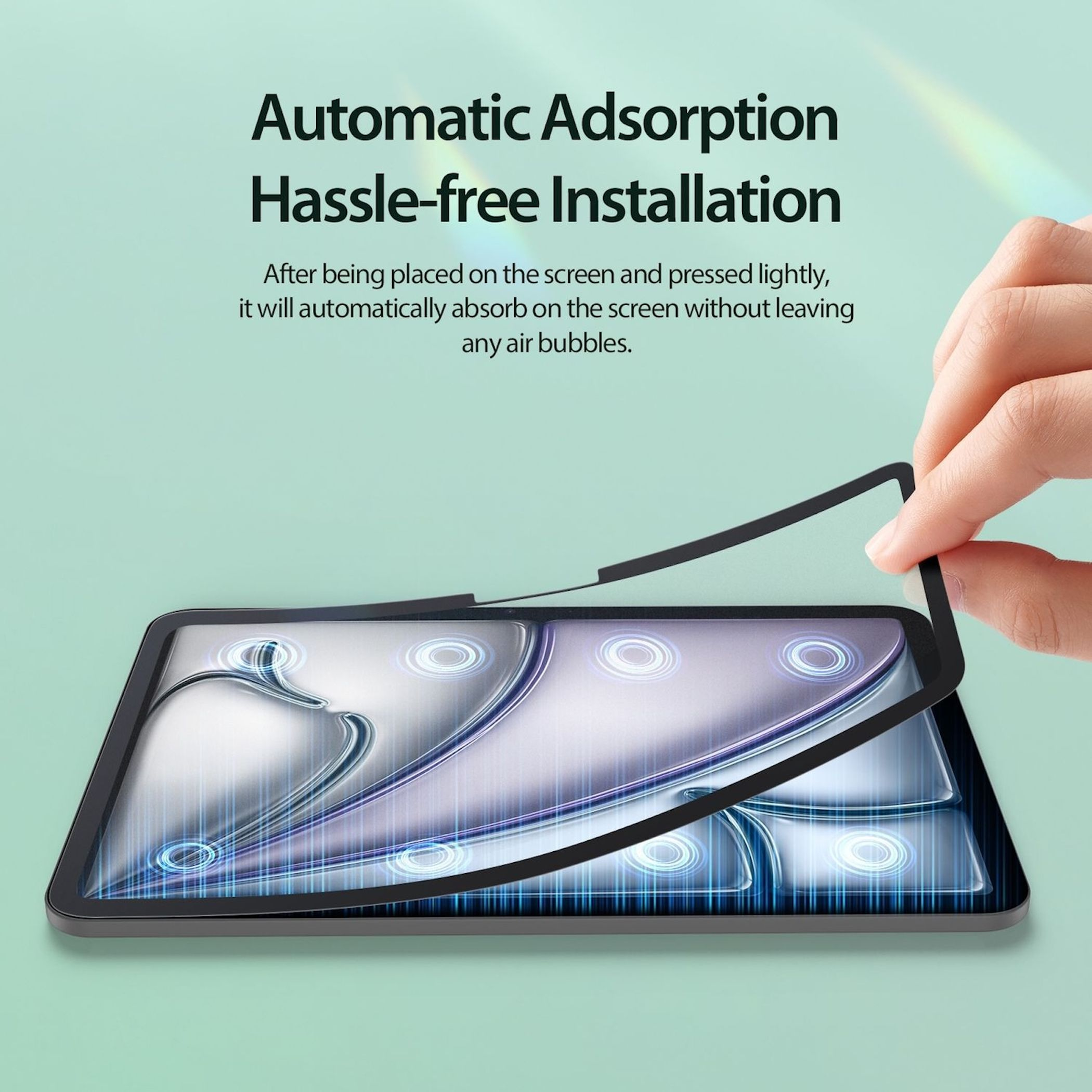 Hand platziert Displayschutzfolie auf Tablet. Text: Automatische Adsorption, problemlose Installation.