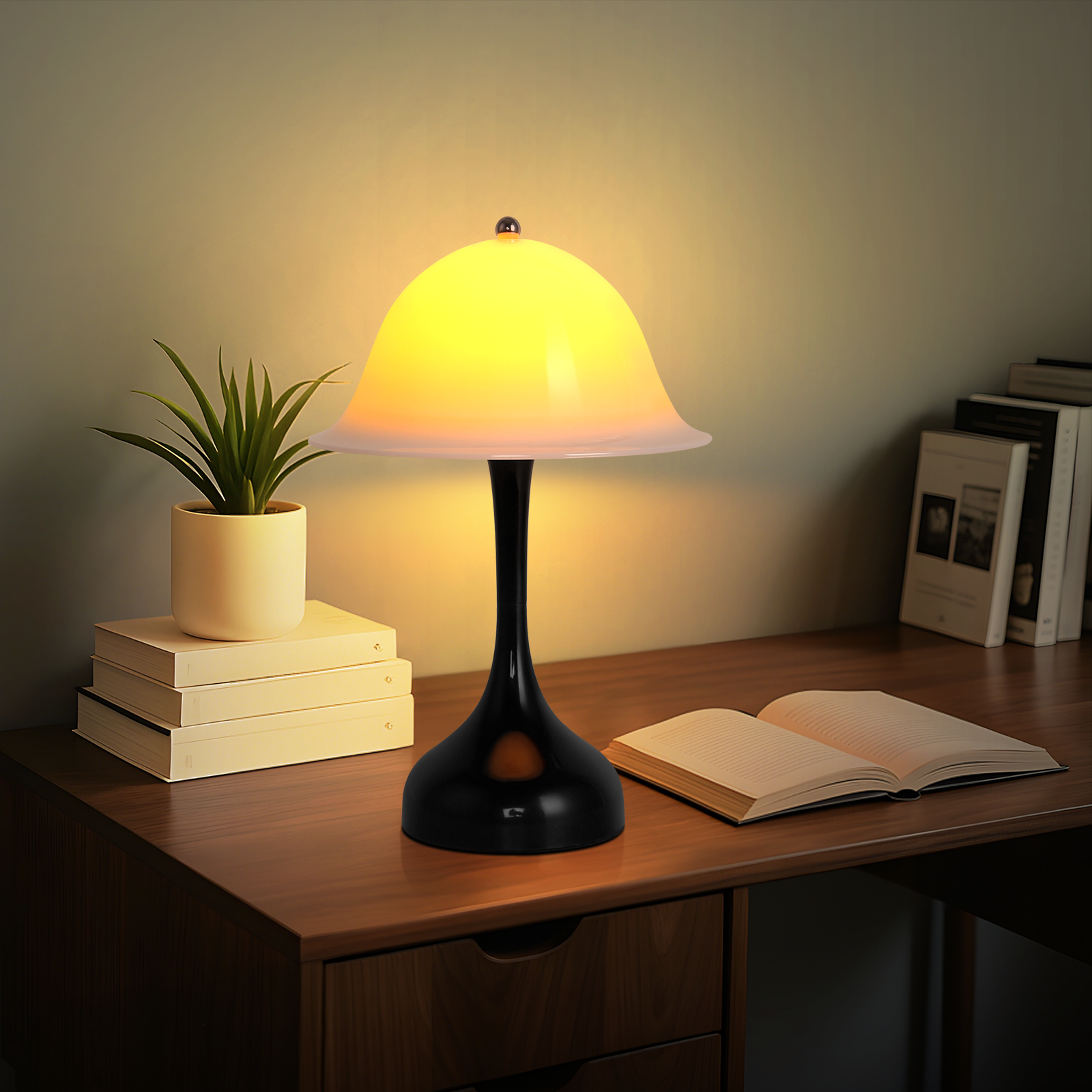 Zapalona lampa stoi na biurku. Roślina, książki i otwarta książka również znajdują się na biurku. Scena jest w pomieszczeniu.