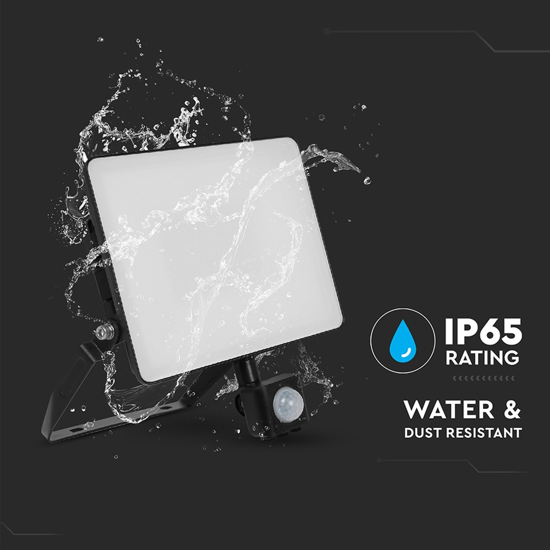 Ein wasserdichter LED-Strahler wird gezeigt, auf den Wasser spritzt. Er hat die Schutzart IP65 und ist wasser- und staubdicht.