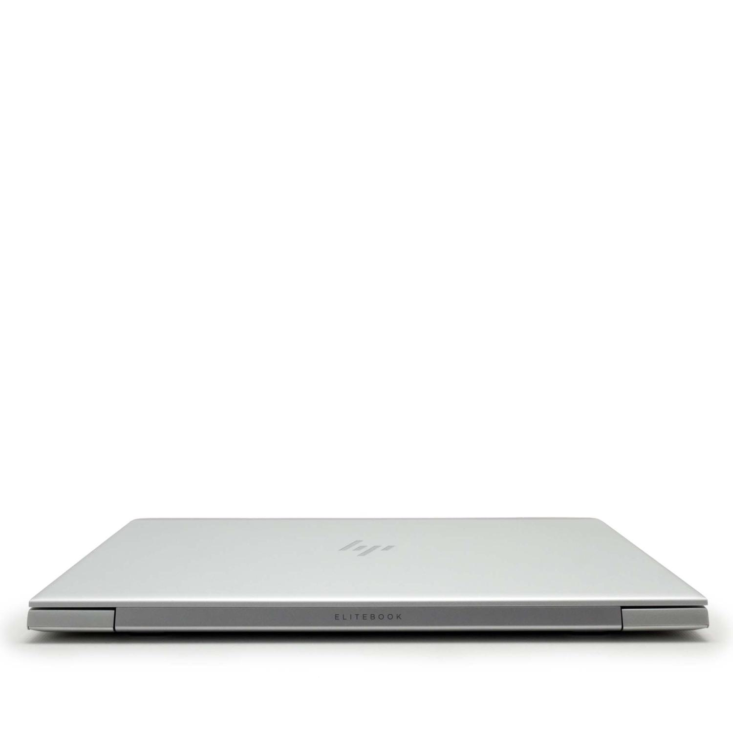 Ein geschlossenes silbernes HP Elitebook-Laptop liegt auf einer weißen Oberfläche. Der Hintergrund ist schlicht weiß.