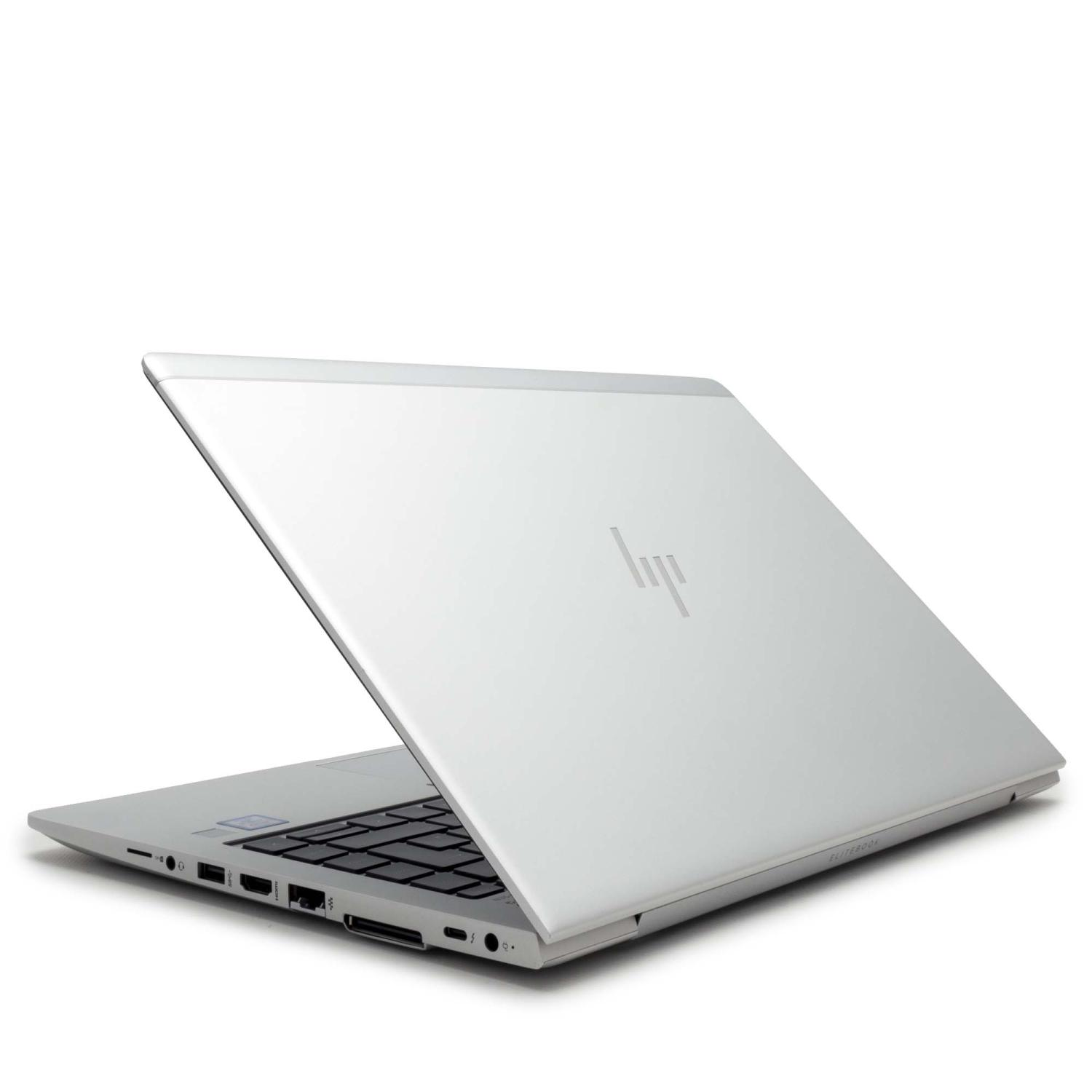 Ein silberner Laptop ist leicht geöffnet und zeigt die Tastatur und Anschlüsse. Der Bildschirm hat ein Logo. Der Hintergrund ist weiß.