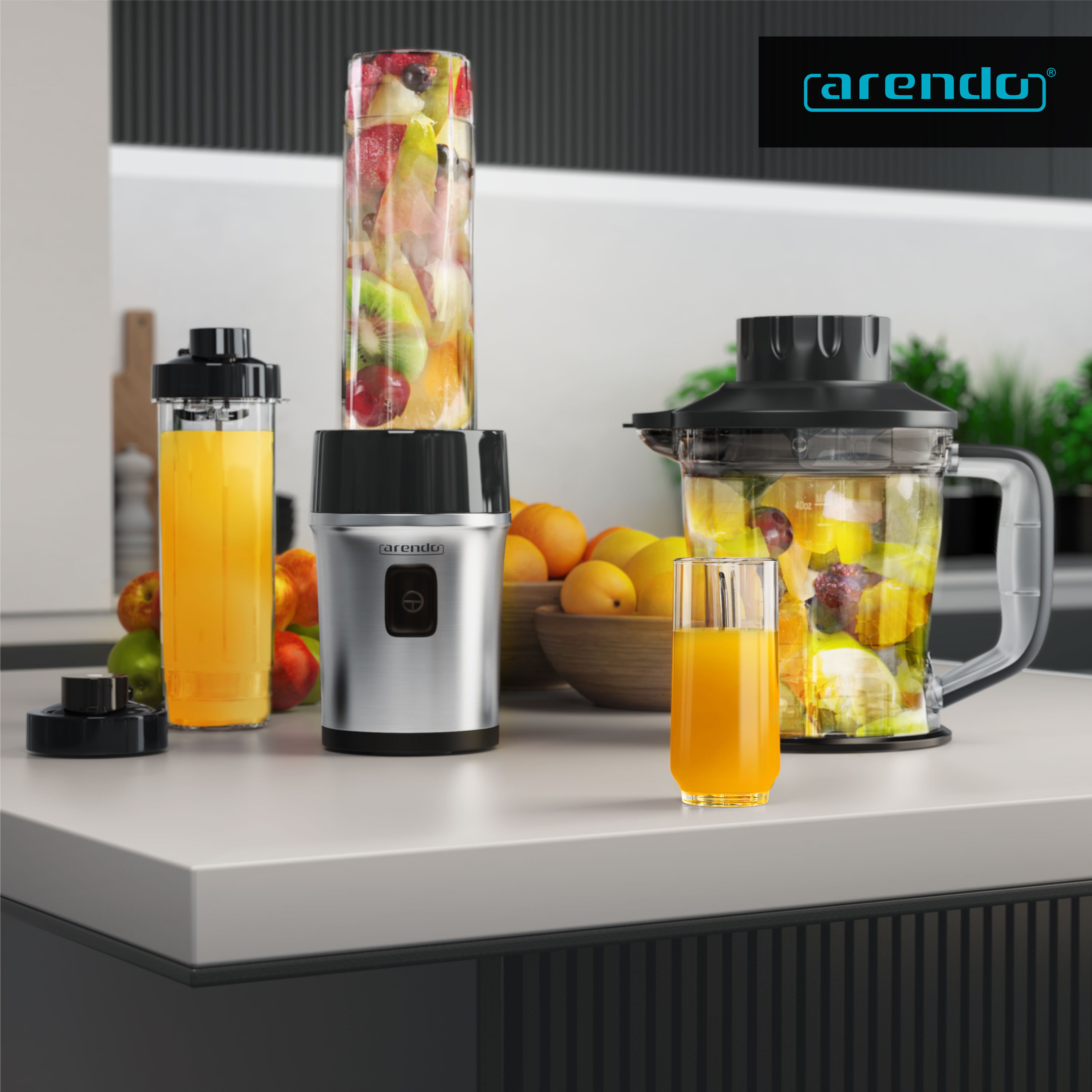 Ein Mixer mit Früchten. Es gibt ein hohes Glas Saft, ein Glas Saft und einen Mixer mit Früchten.