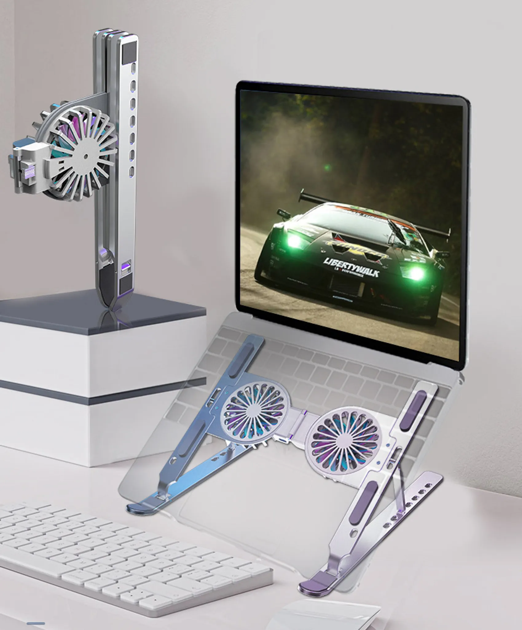 Ein Laptop mit Rennwagen-Bildschirm steht auf einem Ständer mit Lüftern. Eine Tastatur und ein Kühlturm sind ebenfalls sichtbar.