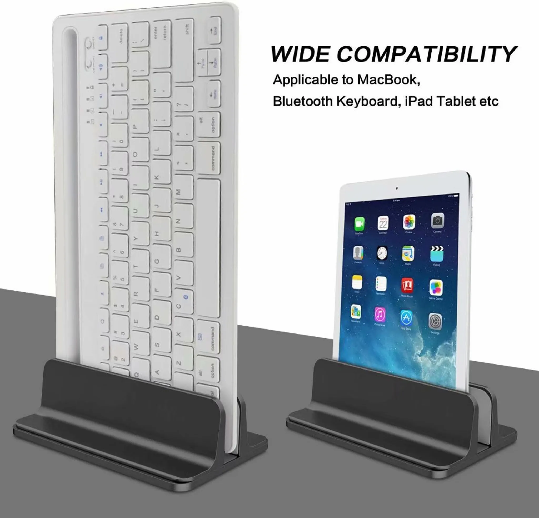 Eine weiße Tastatur und ein Tablet stehen in schwarzen Ständern. Text: Breite Kompatibilität. Anwendbar auf MacBook, Bluetooth-Tastatur, iPad Tablet usw.
