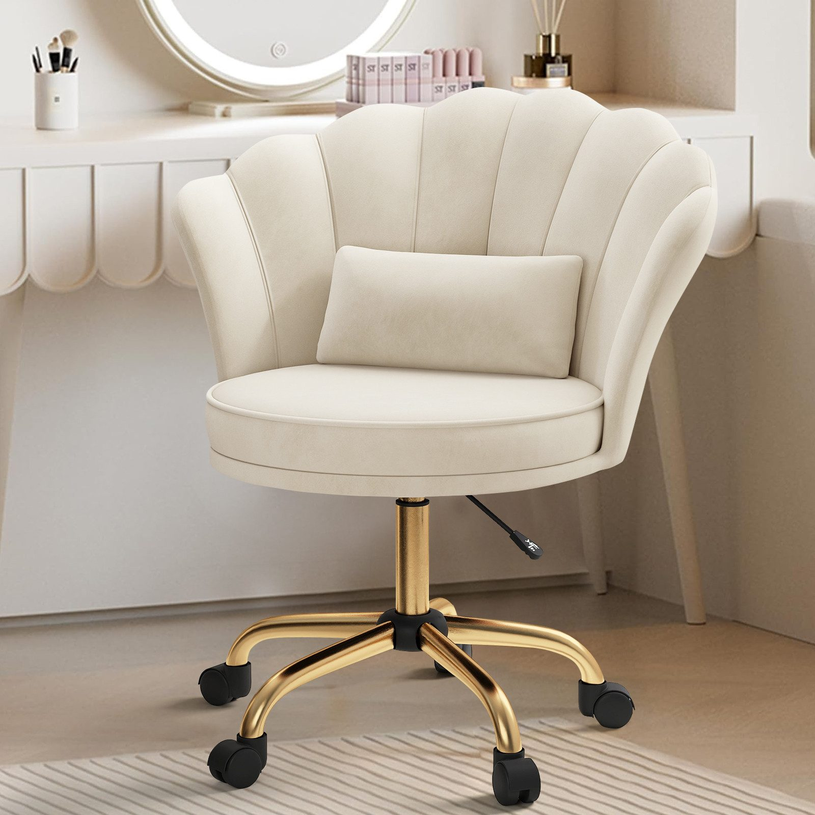 Ein cremefarbener Stuhl mit Muscheloptik, goldenem Fuß und Rädern. Er hat ein Lendenkissen. Der Hintergrund ist ein Schminktisch.