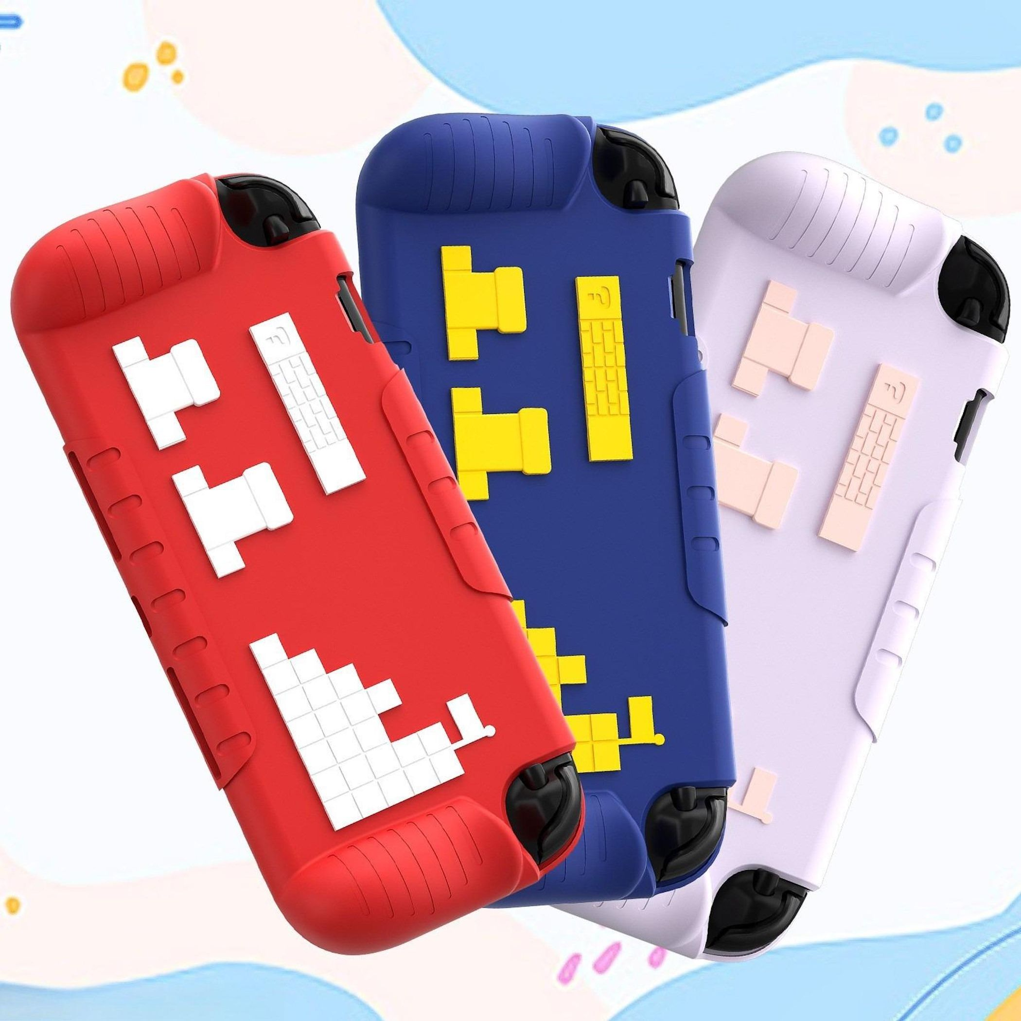 Drei bunte Spielkonsolenhüllen: rot, blau und hellviolett, jeweils mit Pixel-Art-Designs, nebeneinander angeordnet.