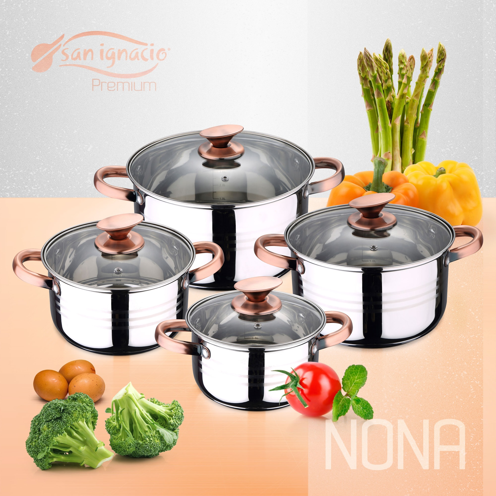 Juego de ollas de acero inoxidable con verduras: espárragos, pimientos, brócoli, tomates y huevos. La marca es San Ignacio.