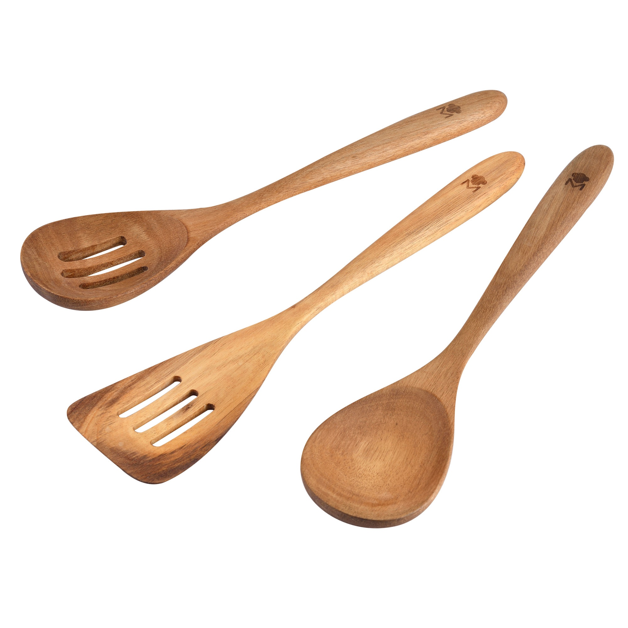 Tres utensilios de cocina de madera: una cuchara ranurada, una espátula ranurada y una cuchara sólida, todo sobre fondo blanco.