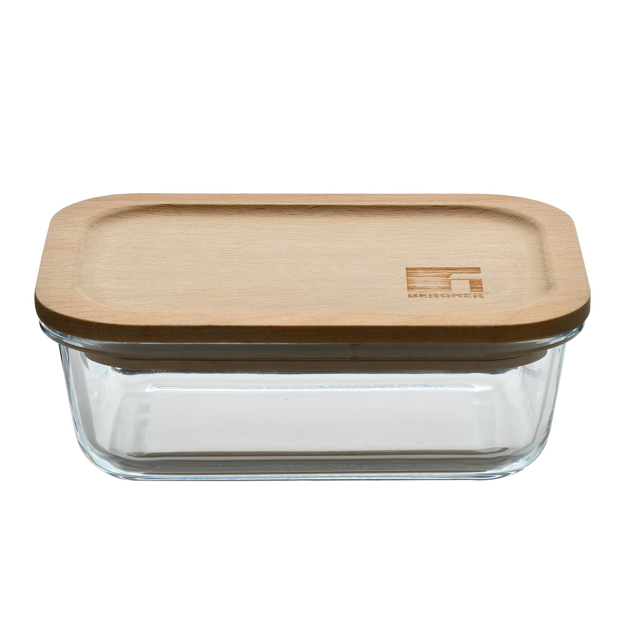 Un recipiente rectangular de vidrio con tapa de madera. La tapa tiene la marca BERGNER.