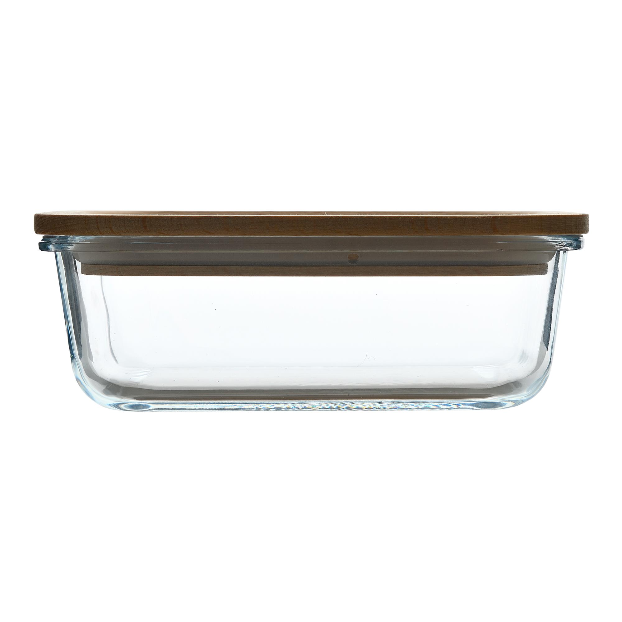 Un recipiente de vidrio rectangular con tapa de madera centrado sobre fondo blanco.