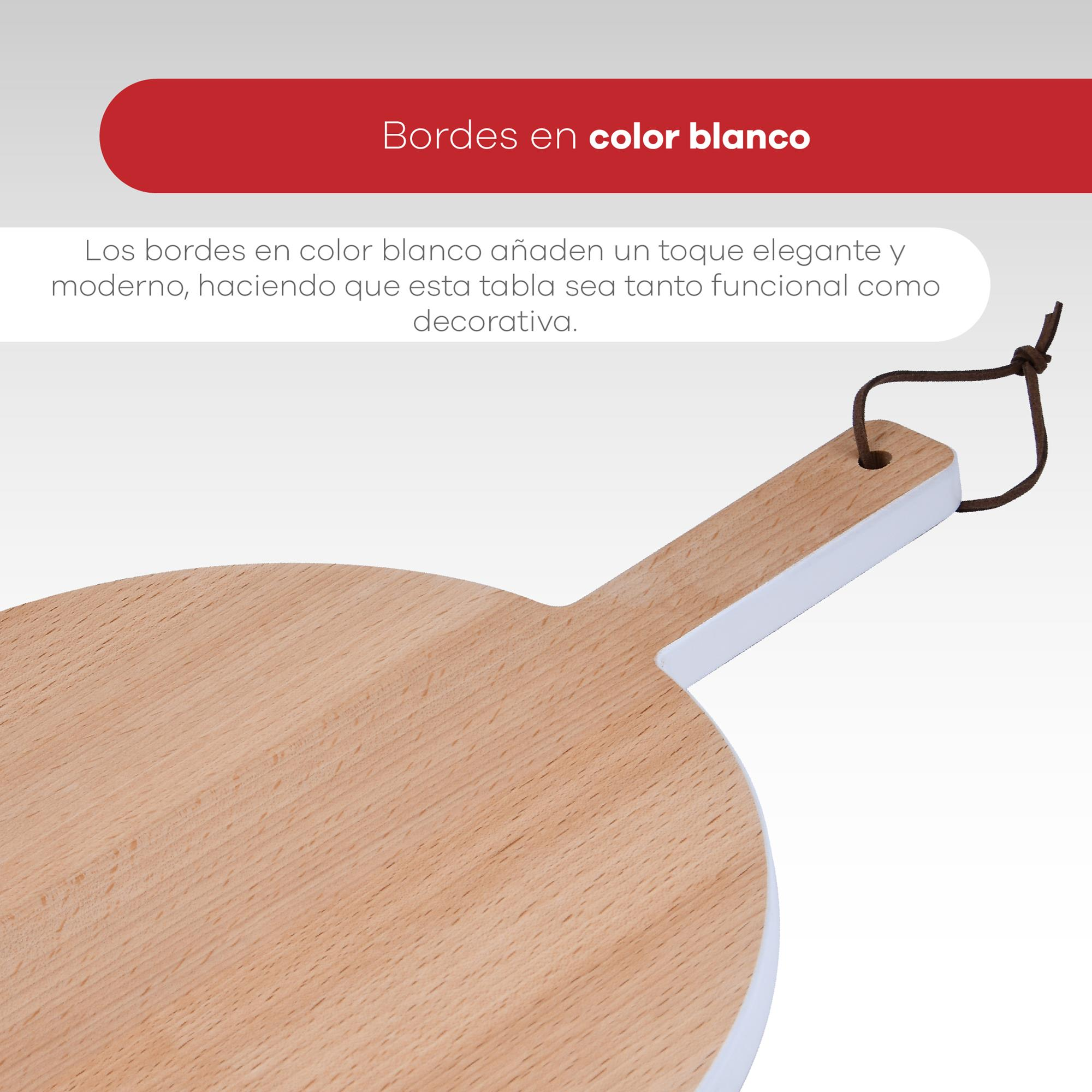 Una tabla de cortar de madera con borde blanco. Un lazo de cuero marrón cuelga del mango. Texto en rojo y blanco.
